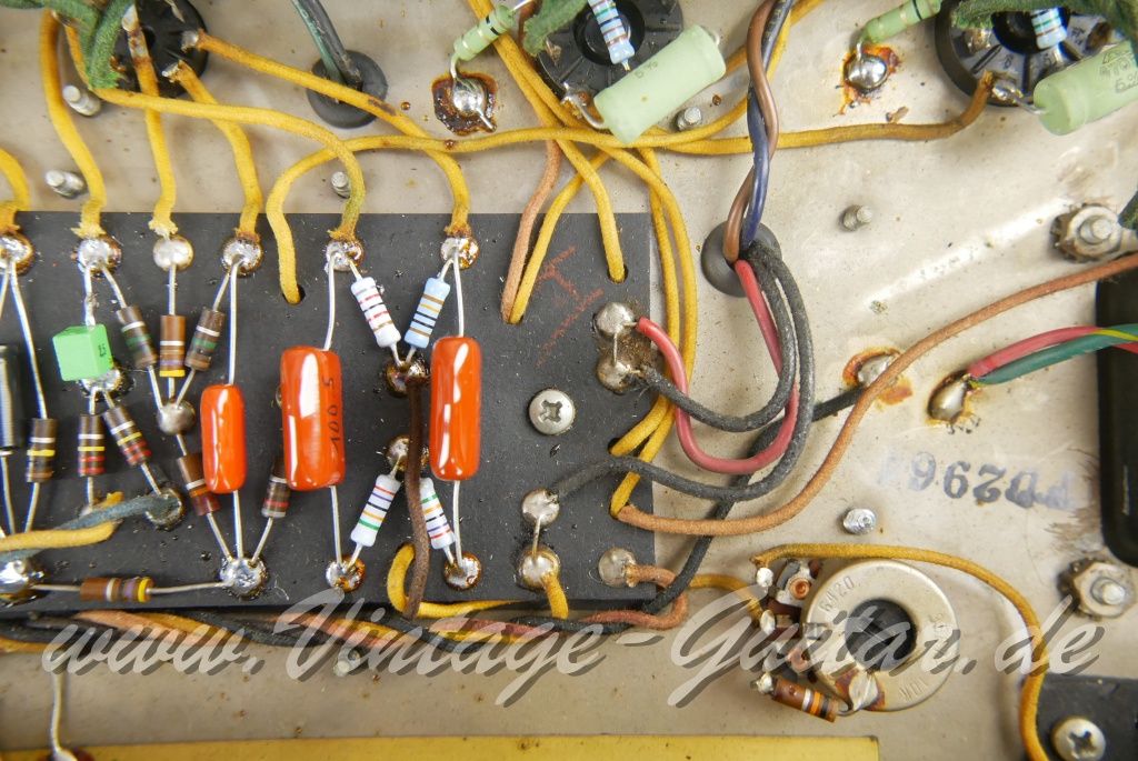 Fender_Deluxe_Reverb_blackface_USA_1964-022.JPG
