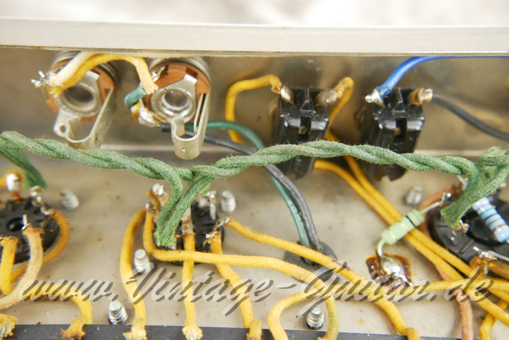 Fender_Deluxe_Reverb_blackface_USA_1964-026.JPG