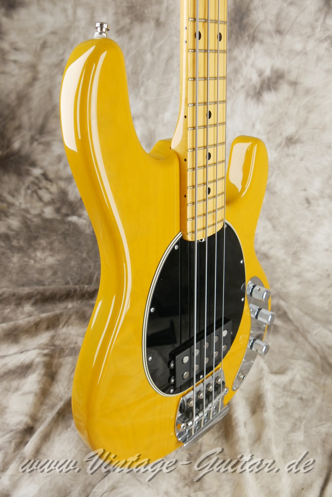img/vintage/6208/MusicMan_EB_StingRay_old_smoothie_USA_butterscotch_2017-009.JPG