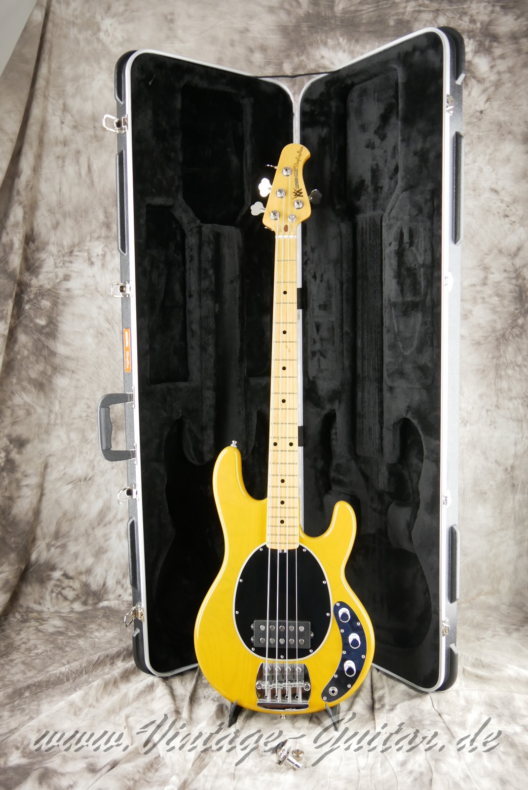img/vintage/6208/MusicMan_EB_StingRay_old_smoothie_USA_butterscotch_2017-014.JPG