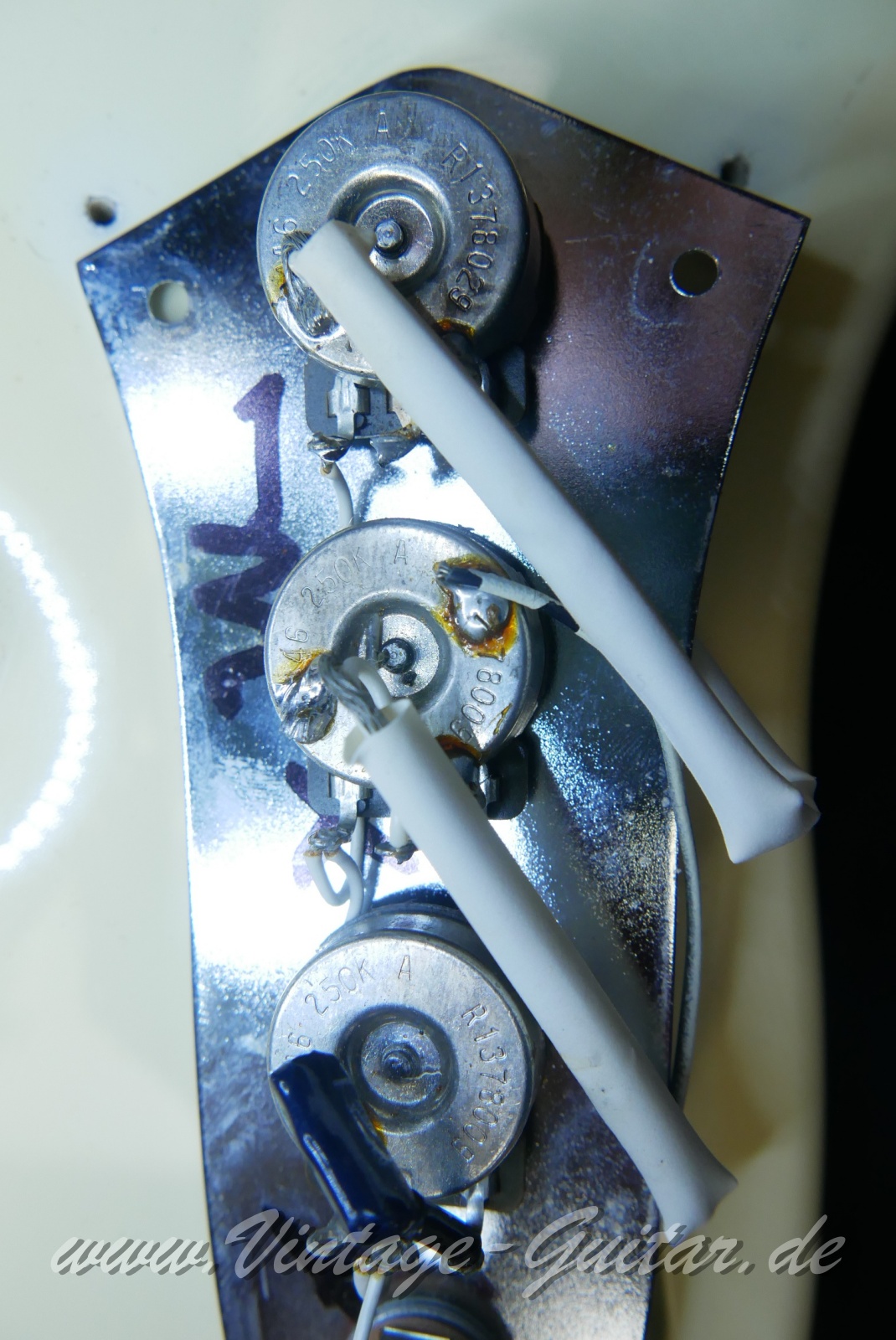 img/vintage/6209/Fender_Jazz_Bass_olympic_white_USA_1980-017.JPG