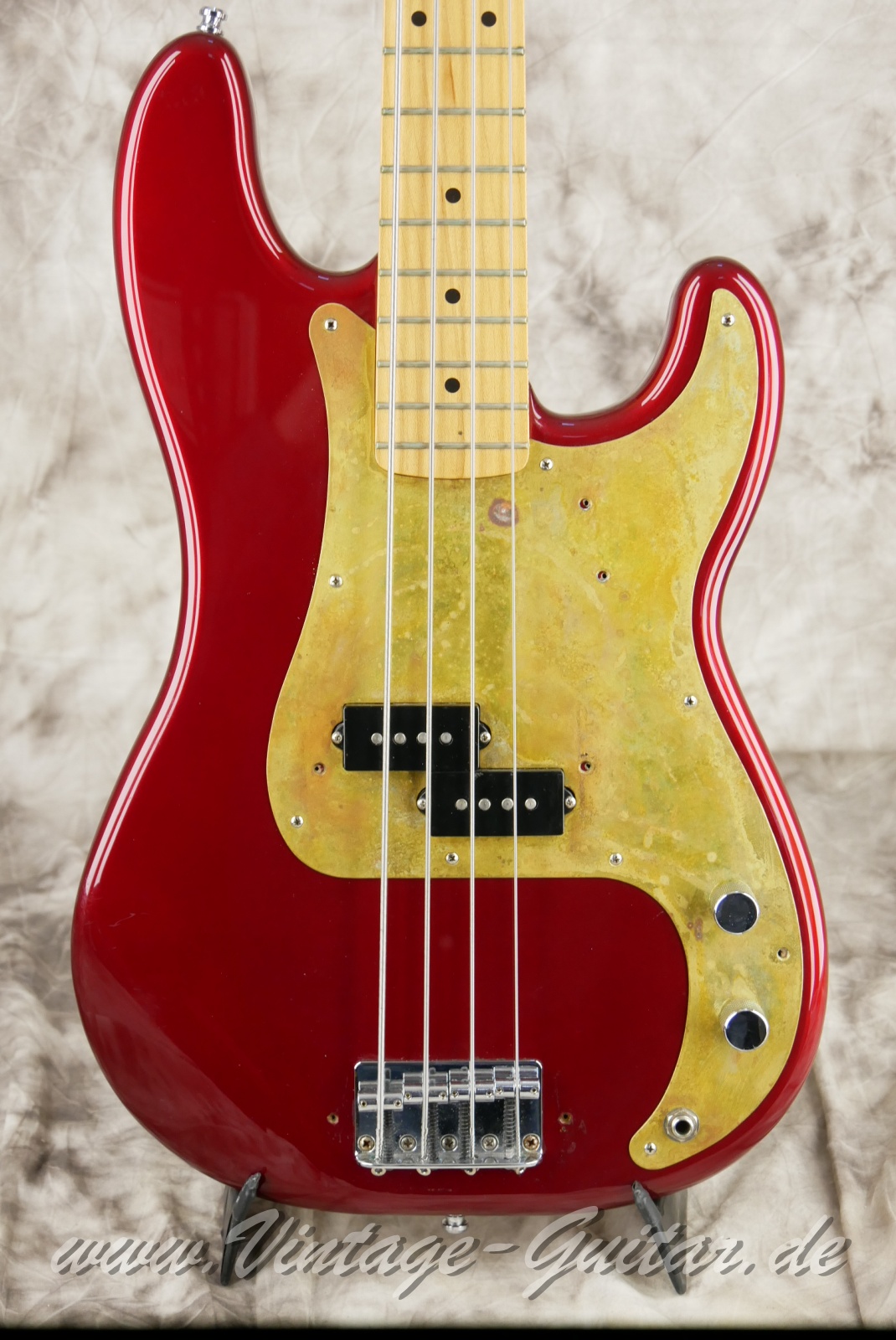 Fender_Precision_candy_apple_red_Mexico_2013-007.JPG