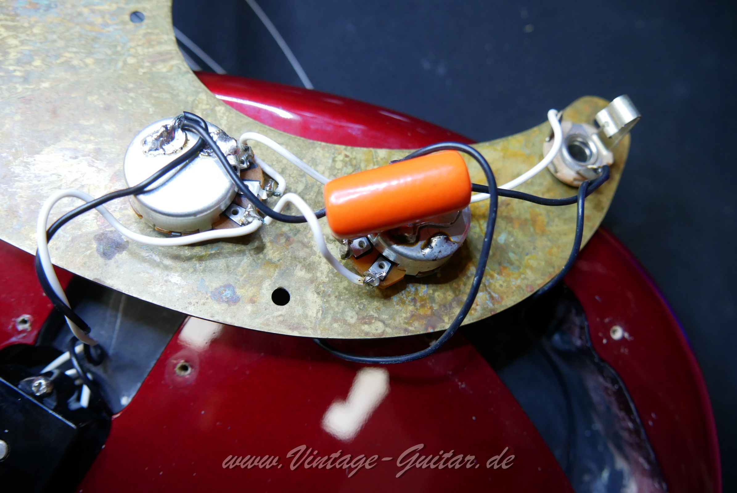 Fender_Precision_candy_apple_red_Mexico_2013-013.JPG