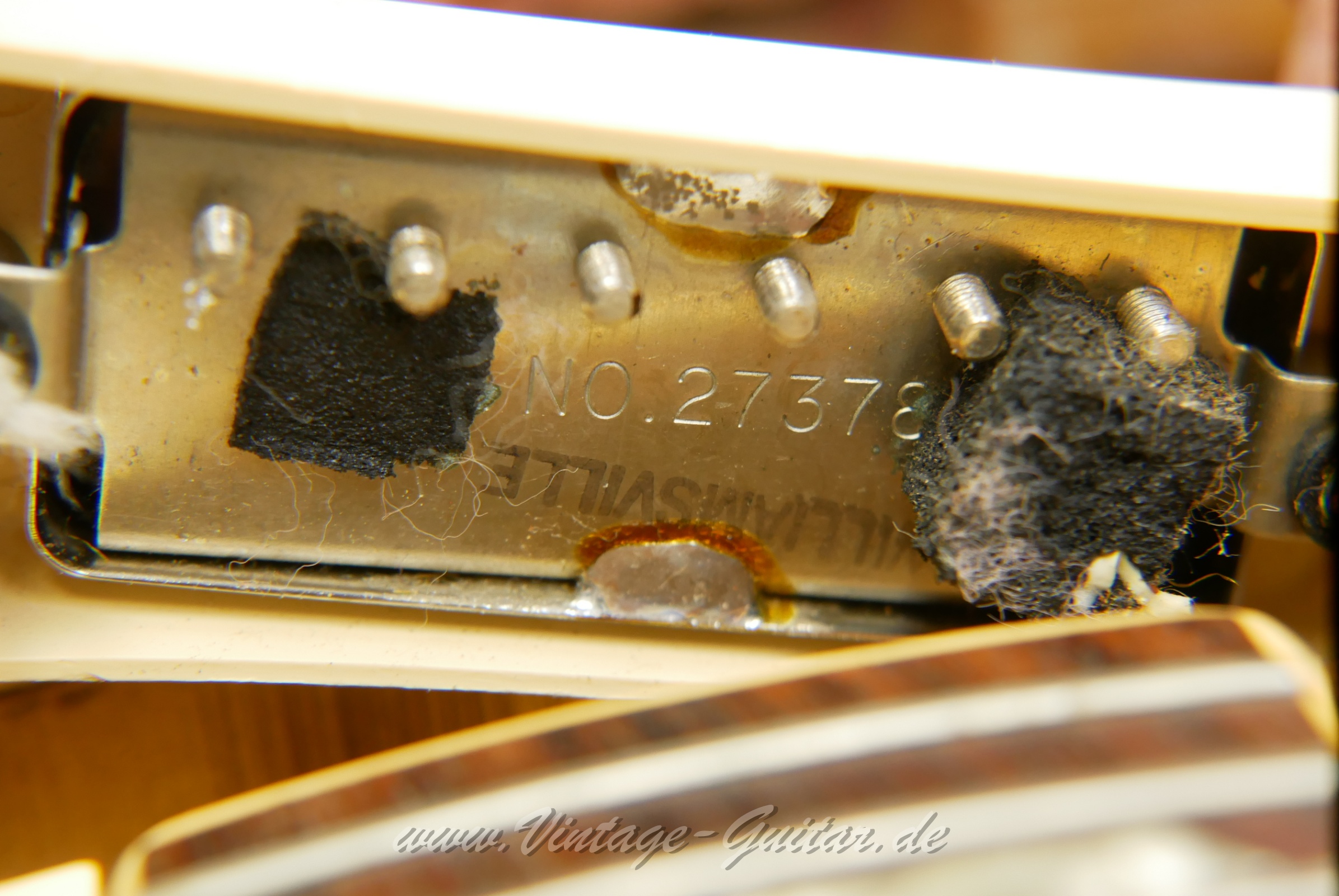 img/vintage/6233/Gibson_Les_Paul_deluxe_goldtop_1976_usa-017.JPG
