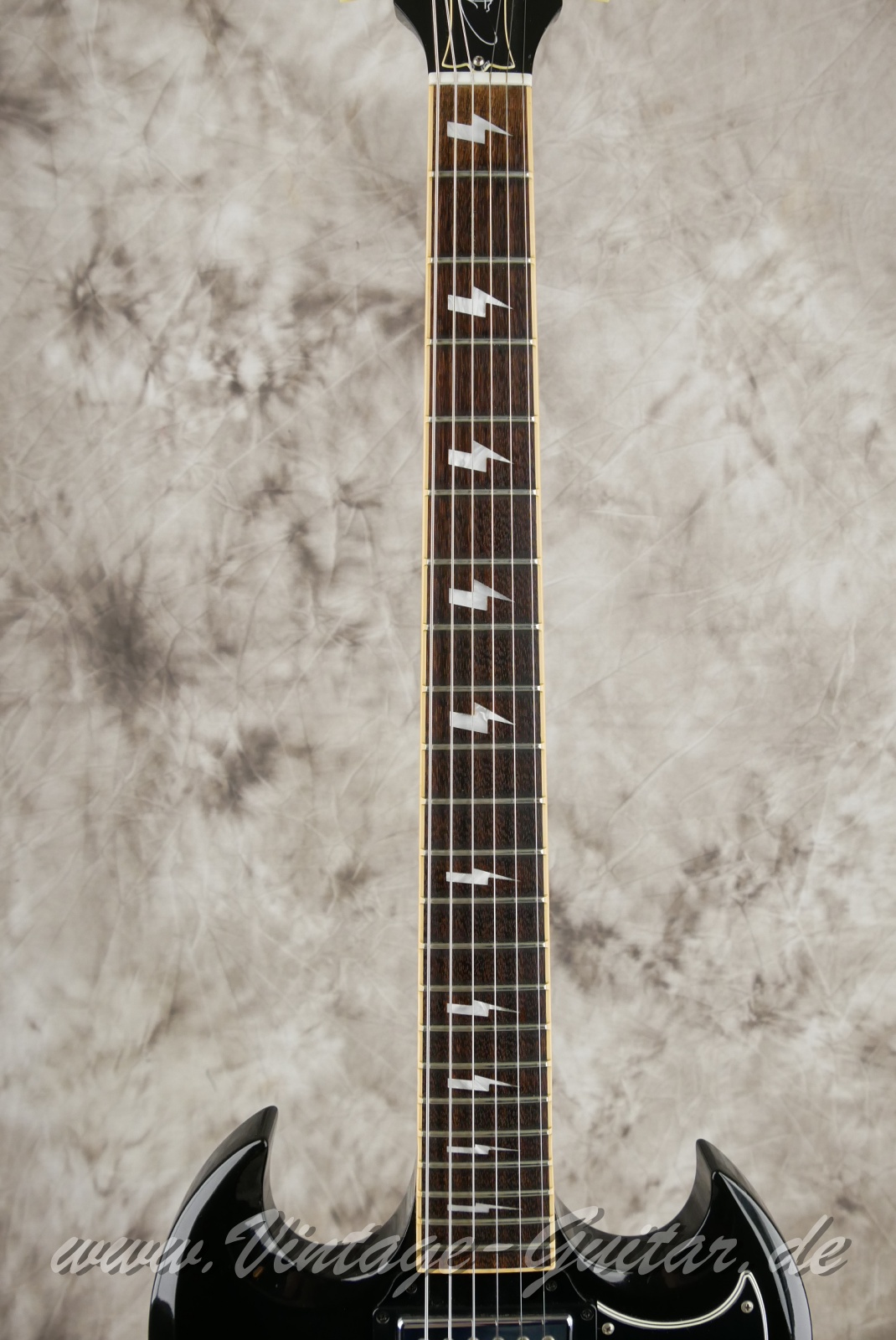 img/vintage/6263/Gibson_SG_Standard_Angus_Young_Thunderstruck_signature_black_2012-005.JPG