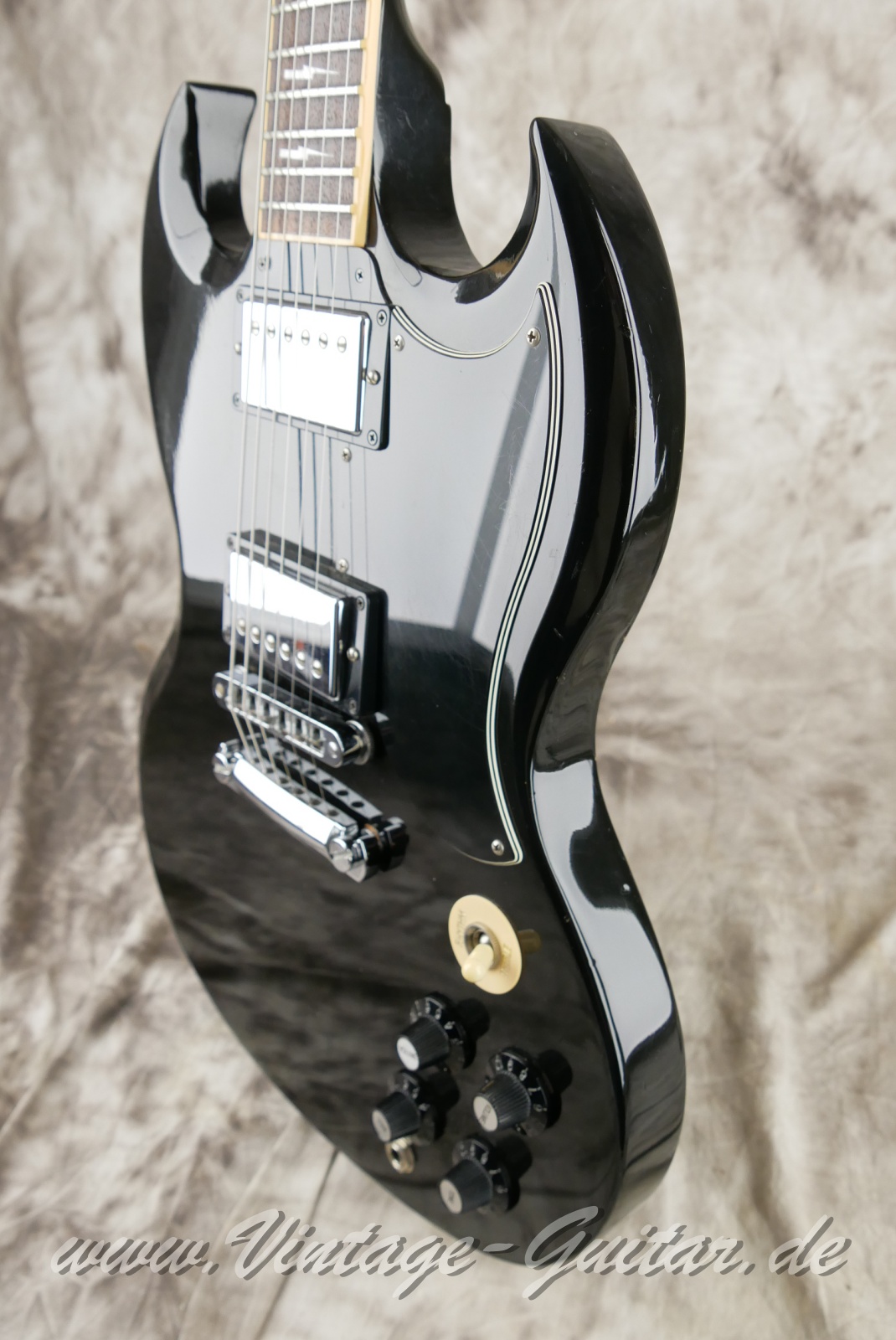img/vintage/6263/Gibson_SG_Standard_Angus_Young_Thunderstruck_signature_black_2012-010.JPG
