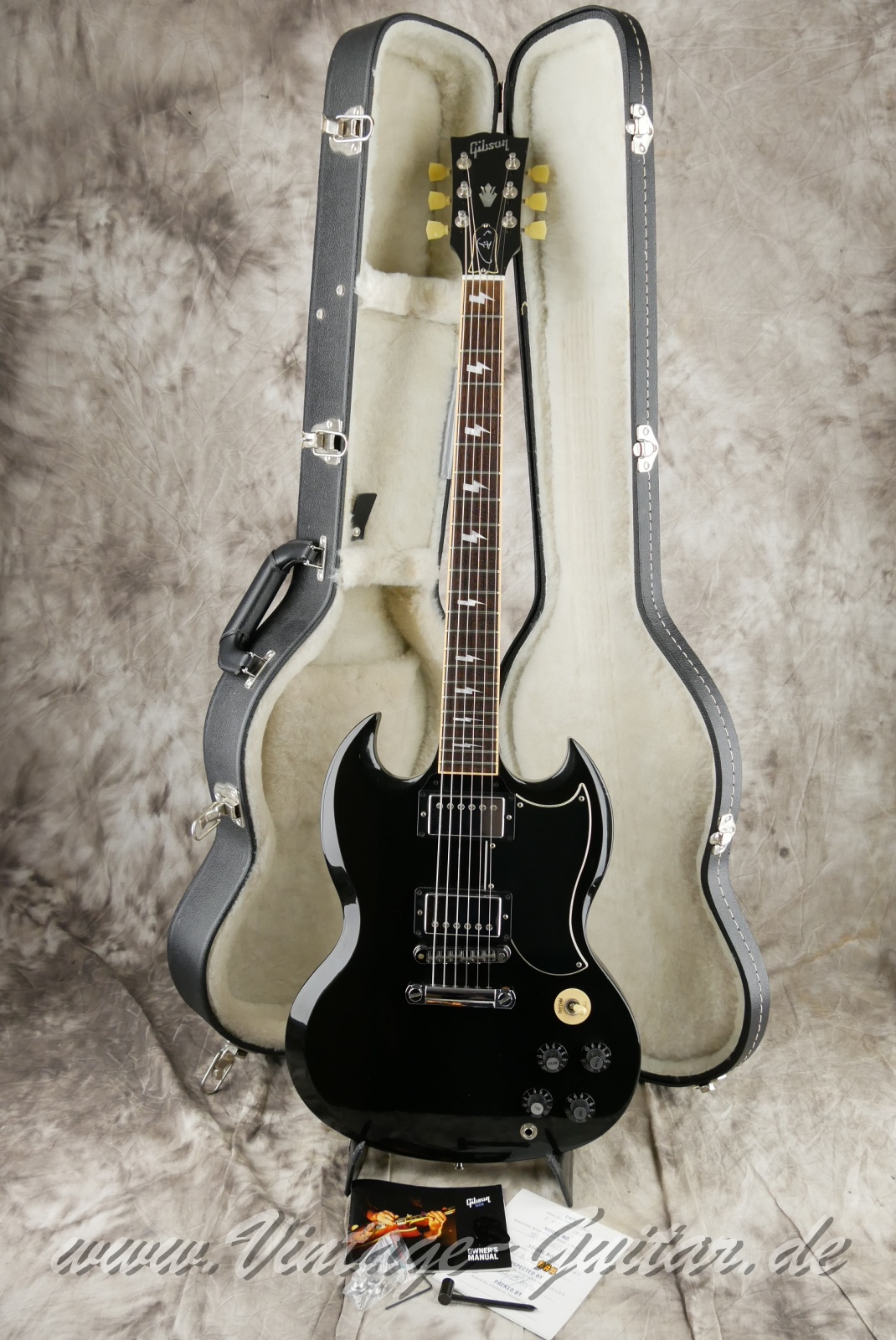 img/vintage/6263/Gibson_SG_Standard_Angus_Young_Thunderstruck_signature_black_2012-016.JPG