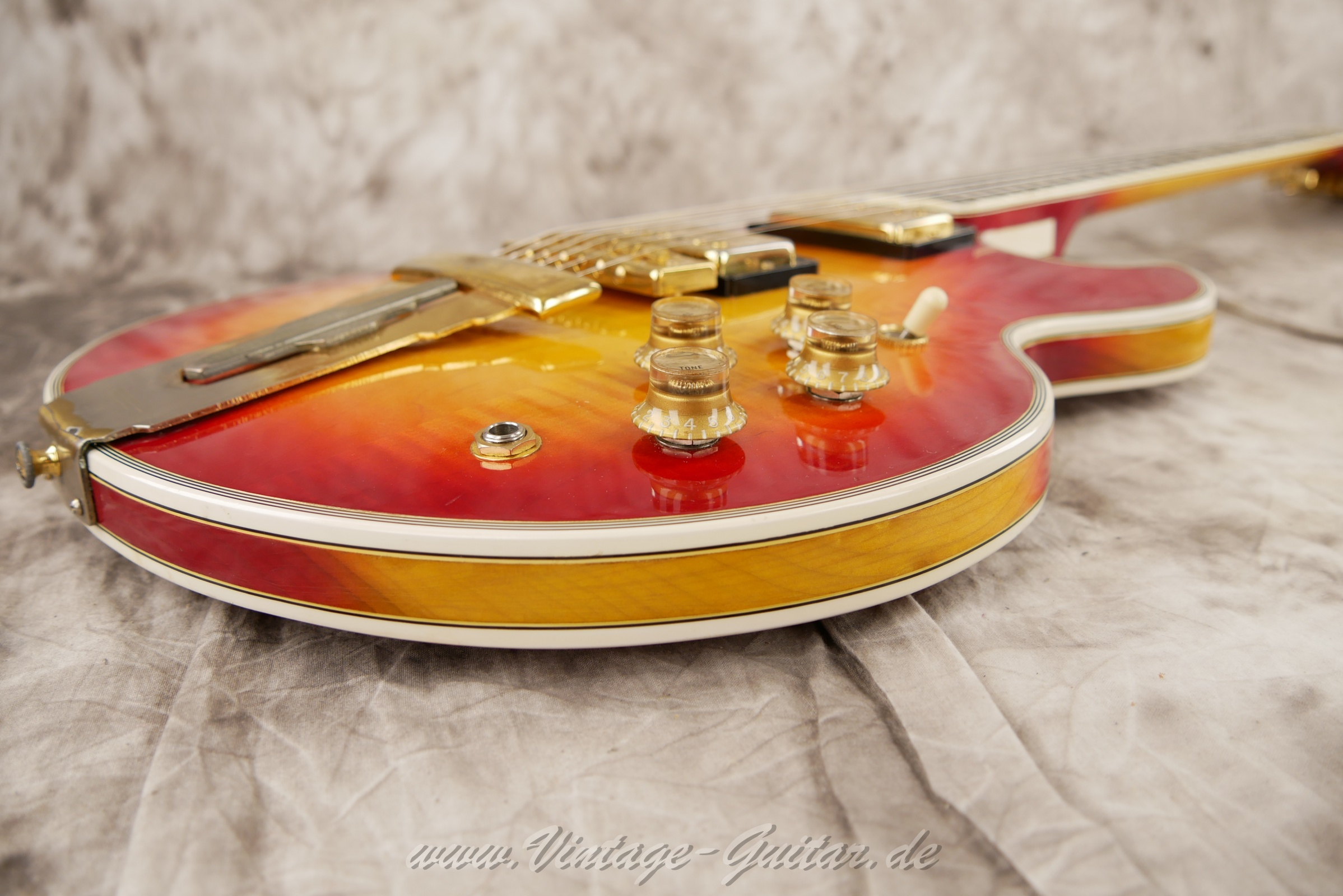 img/vintage/6265/gibson_l5s_custom_cherryburst_1974_USA-014.jpg