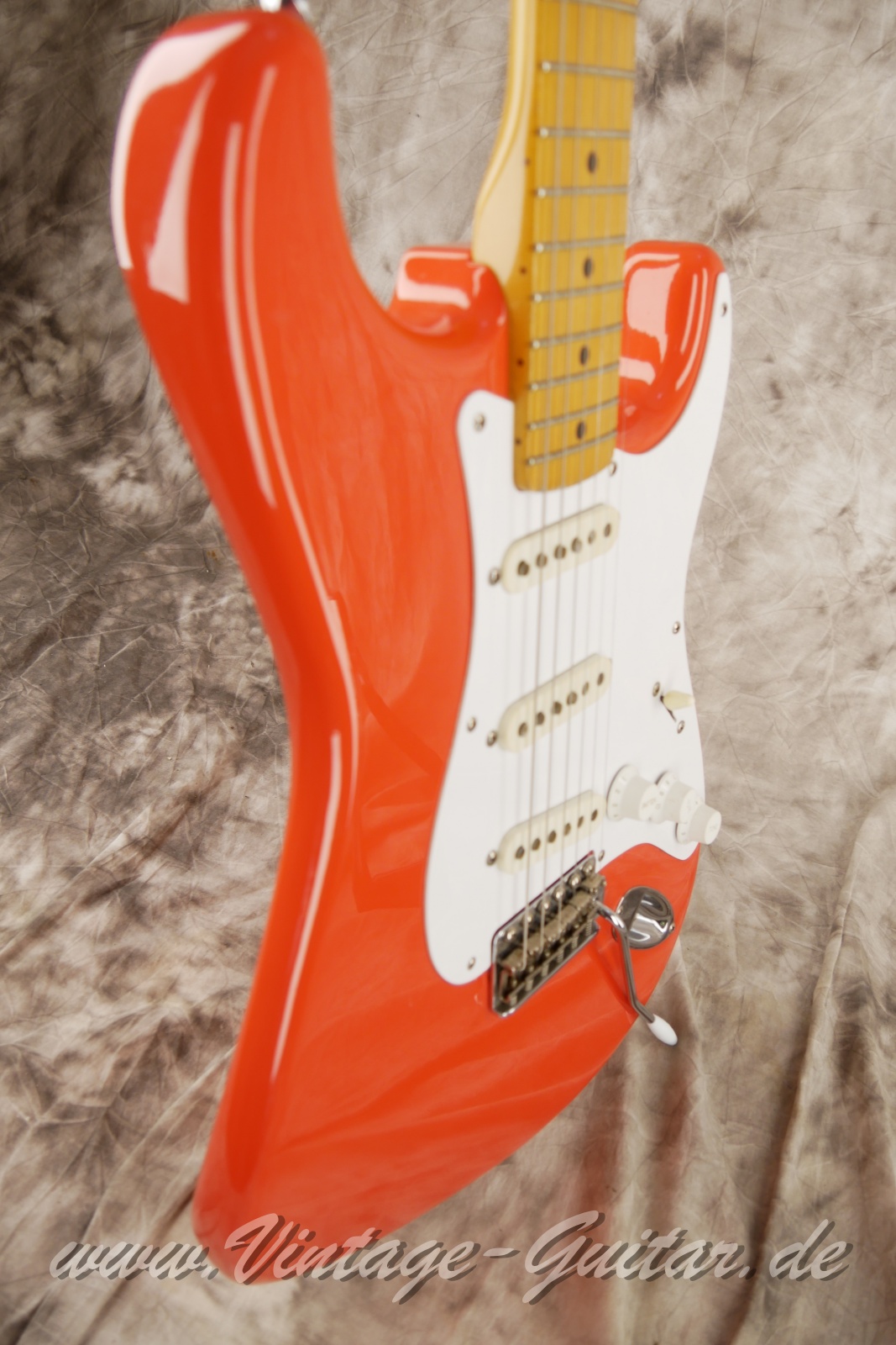 img/vintage/6274/Fender_Squier_Stratocaster_JV_fiesta_red_Japan_1983-009.JPG
