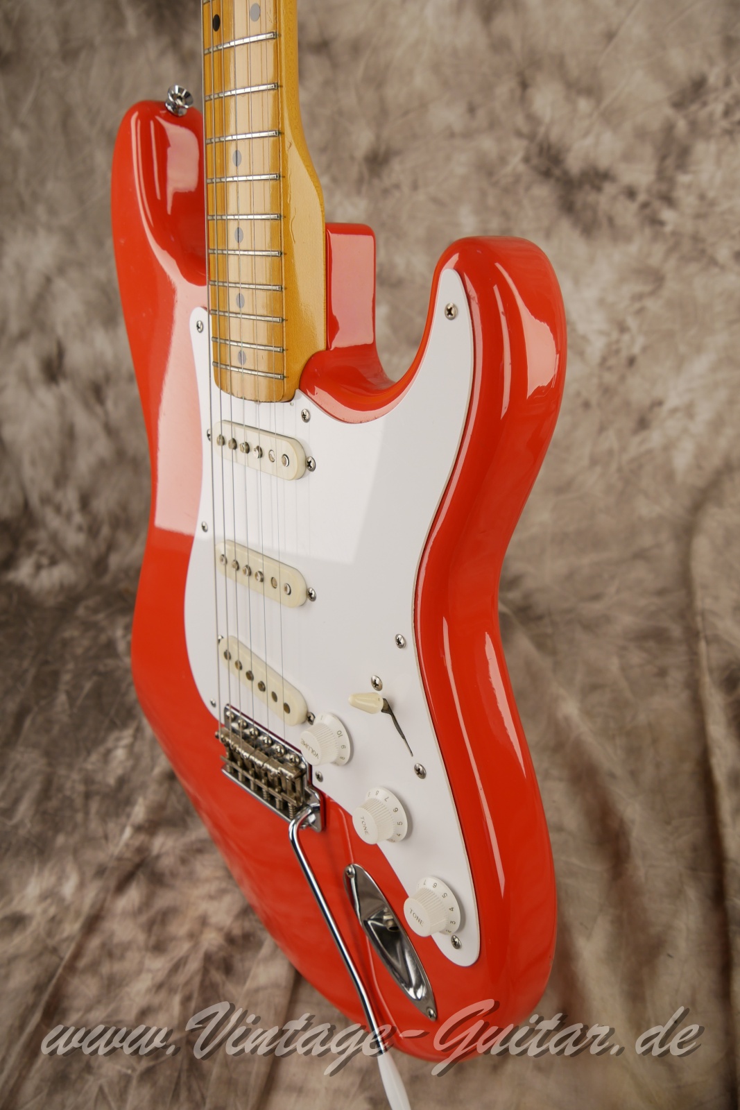 img/vintage/6274/Fender_Squier_Stratocaster_JV_fiesta_red_Japan_1983-010.JPG