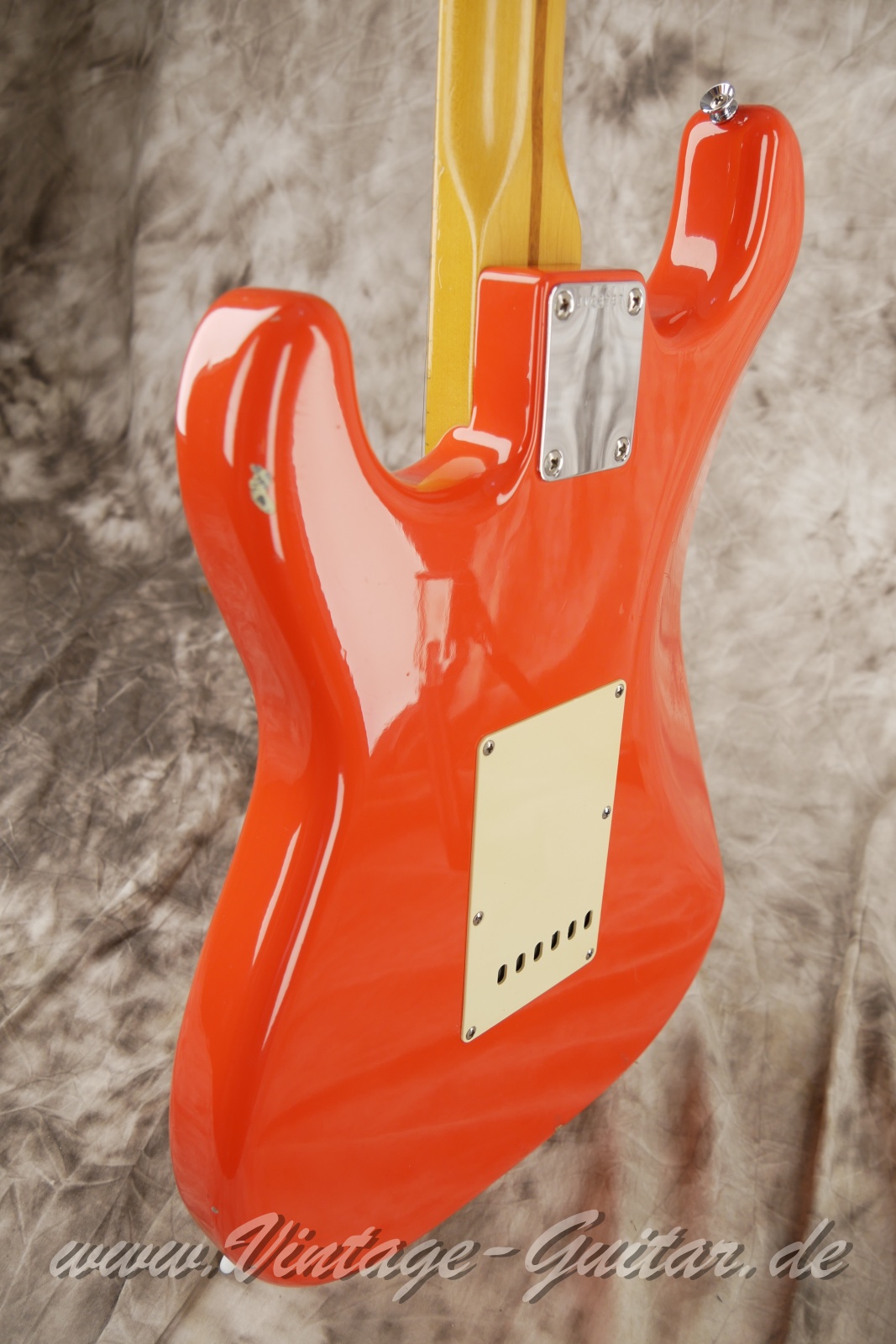img/vintage/6274/Fender_Squier_Stratocaster_JV_fiesta_red_Japan_1983-011.JPG