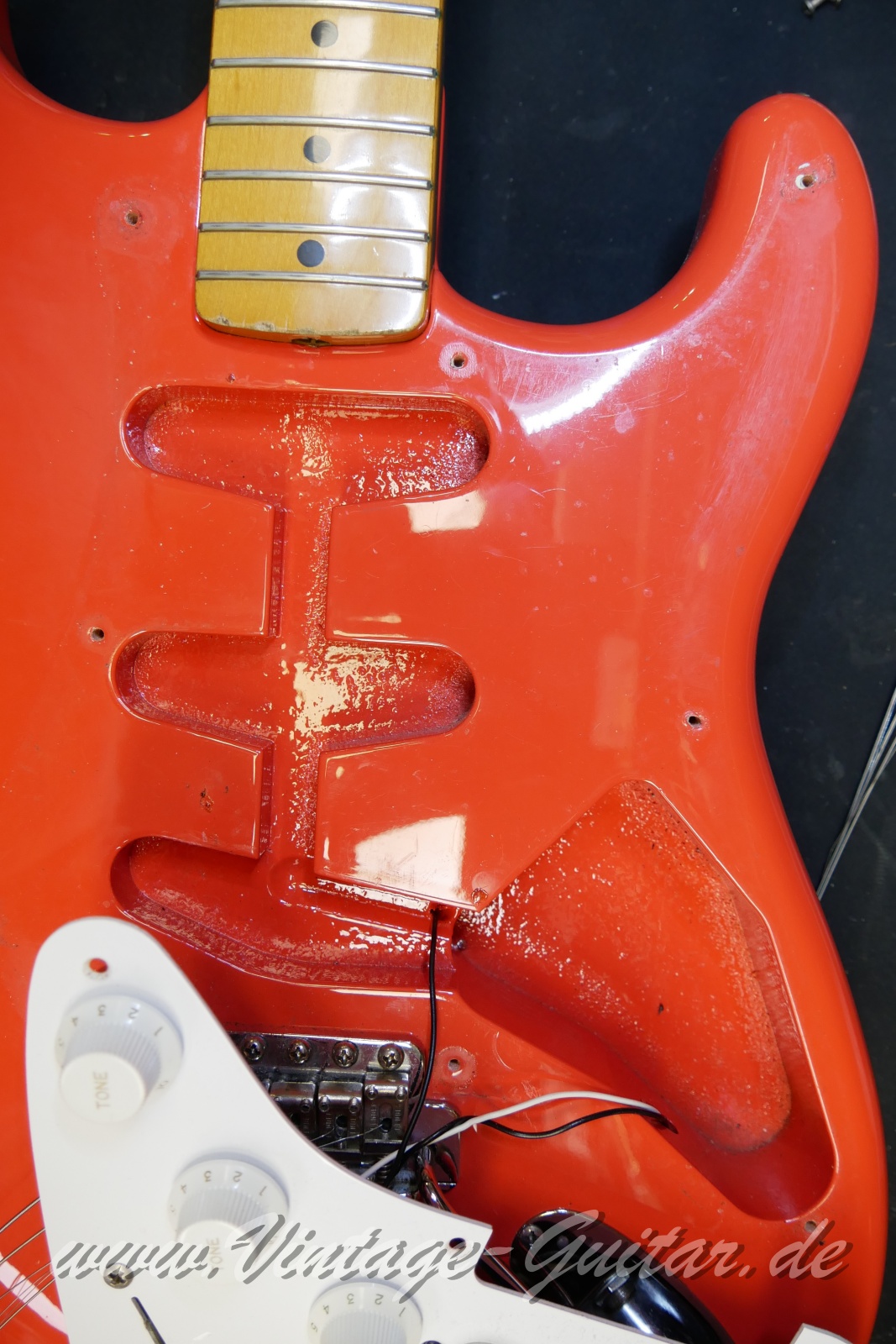 img/vintage/6274/Fender_Squier_Stratocaster_JV_fiesta_red_Japan_1983-013.JPG