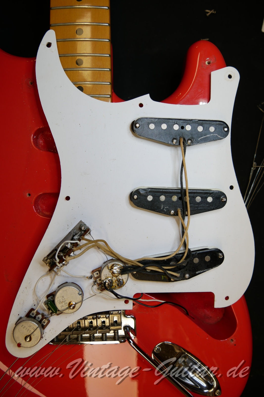 img/vintage/6274/Fender_Squier_Stratocaster_JV_fiesta_red_Japan_1983-014.JPG