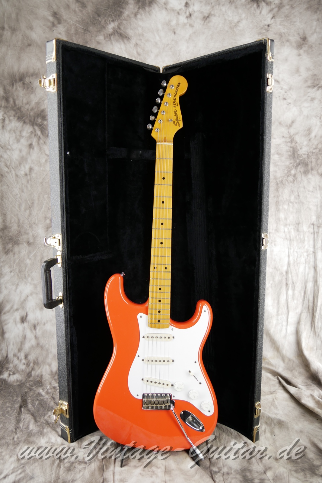 img/vintage/6274/Fender_Squier_Stratocaster_JV_fiesta_red_Japan_1983-023.JPG