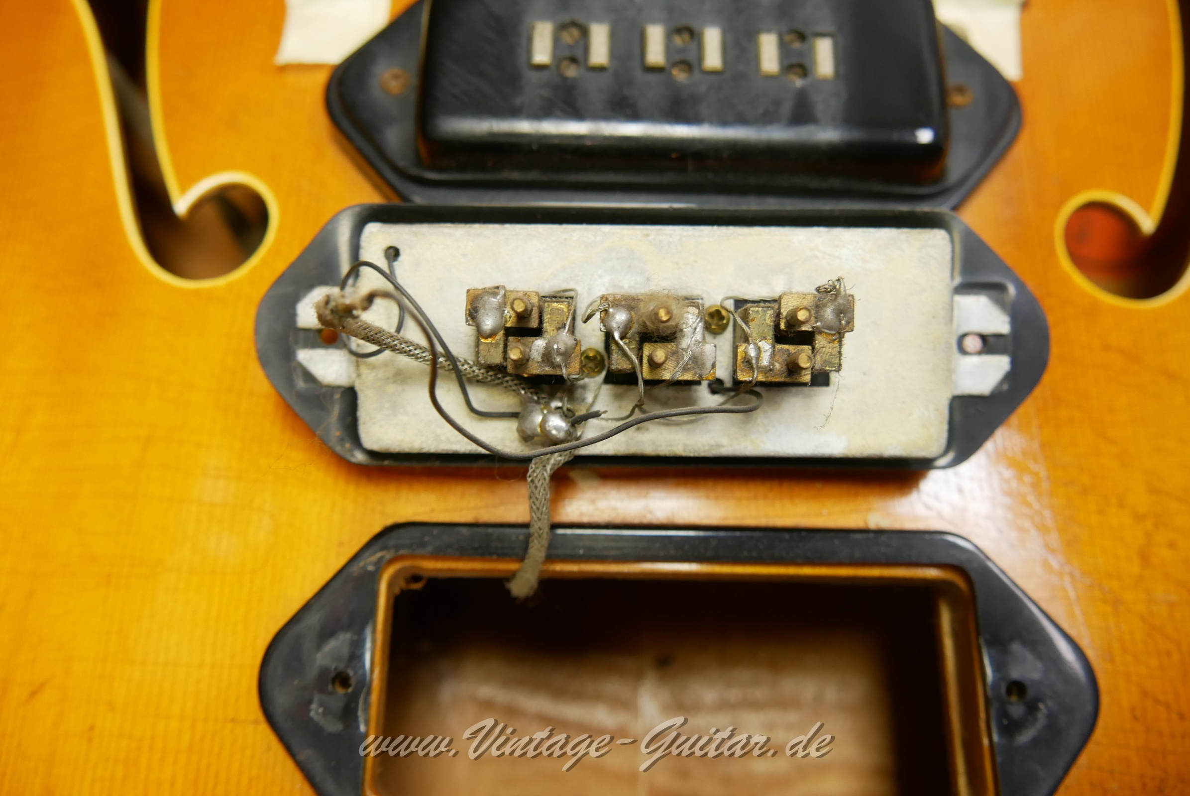 img/vintage/6276/Gibson_Byrdland_blonde_staple_pickups_1957-030.JPG