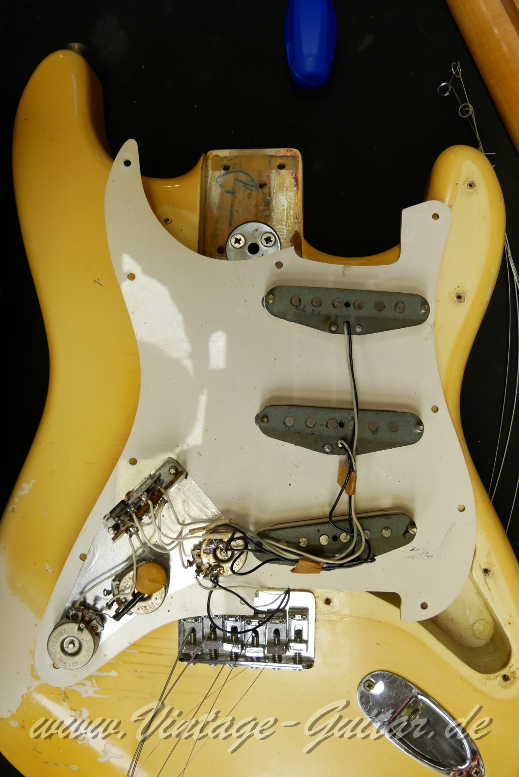 img/vintage/6277/Fender_Stratocaster_olympic_white_USA_1973-016.JPG