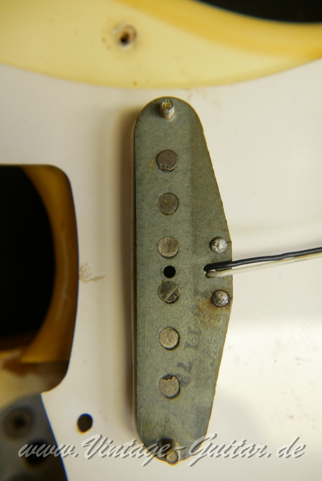img/vintage/6277/Fender_Stratocaster_olympic_white_USA_1973-017.JPG