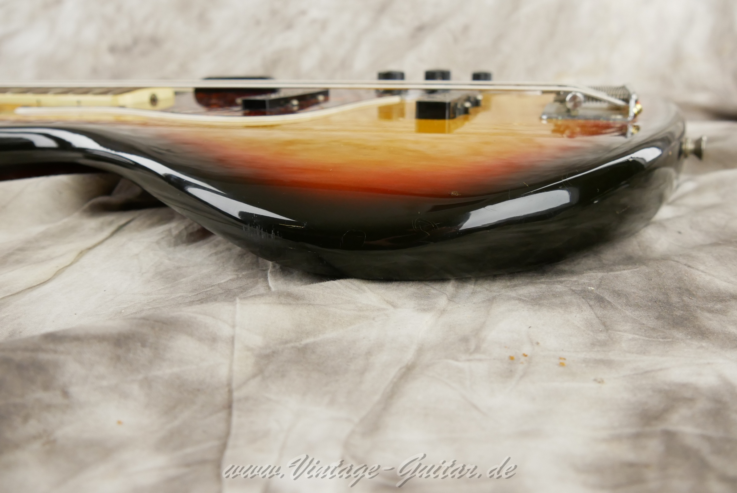 img/vintage/6284/fender_jazz_bass_1972_sunburst_USA-15.jpg