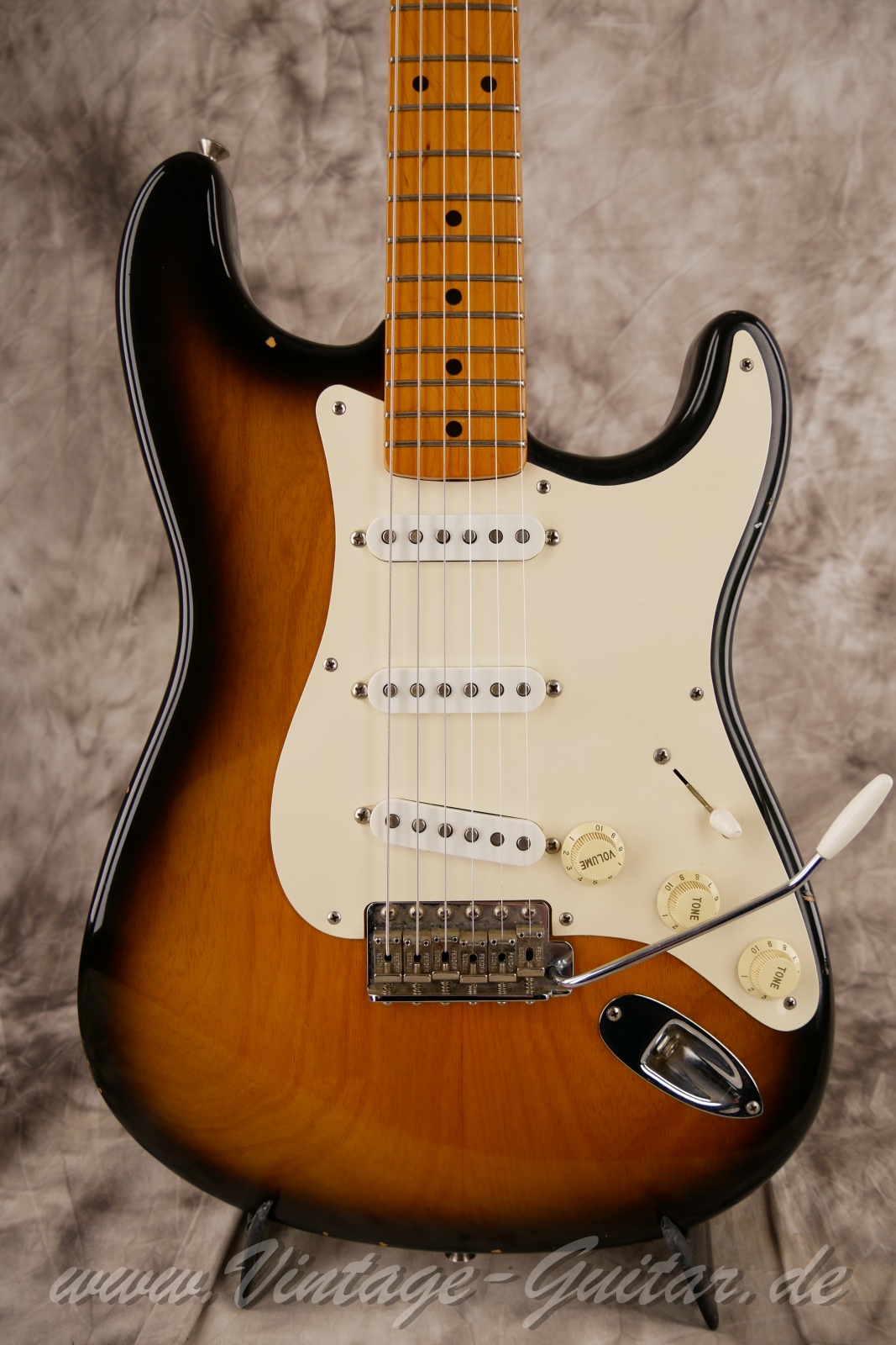img/vintage/6295/fender_stratocaster_1994_40th_anniversary_sunburst_USA-07.jpg