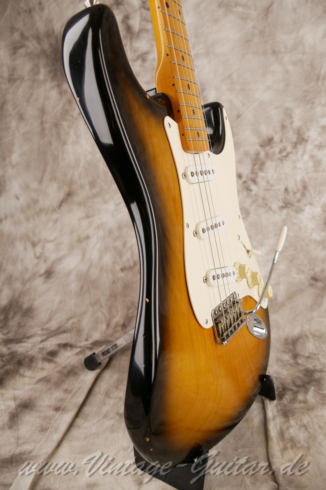 img/vintage/6295/fender_stratocaster_1994_40th_anniversary_sunburst_USA-09.jpg