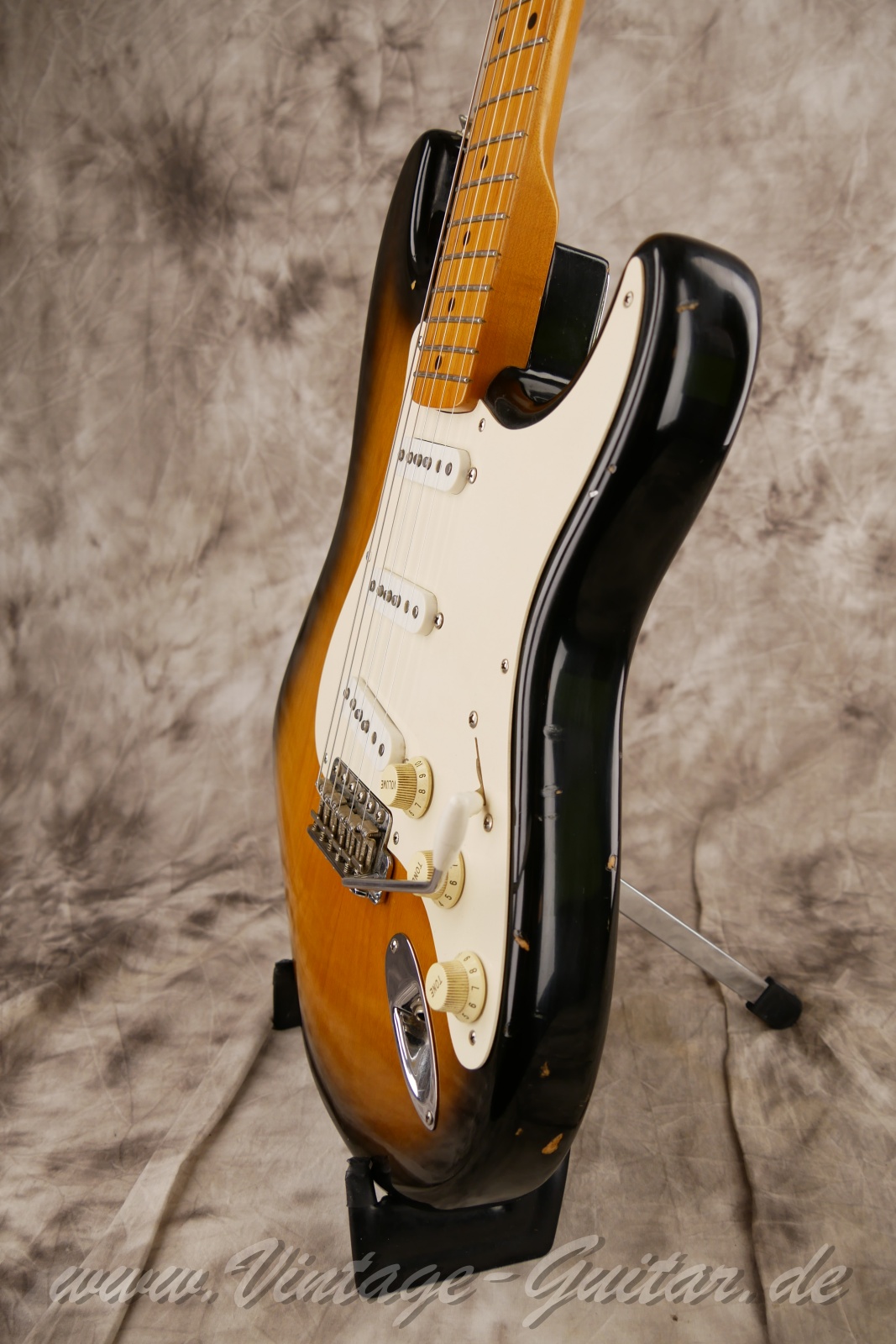 img/vintage/6295/fender_stratocaster_1994_40th_anniversary_sunburst_USA-10.jpg