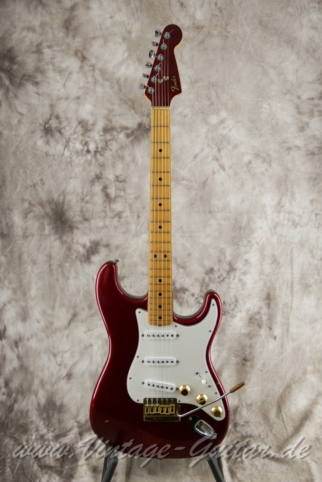 img/vintage/6318/Fender_The_Strat_1981_candy_apple_red_001.JPG