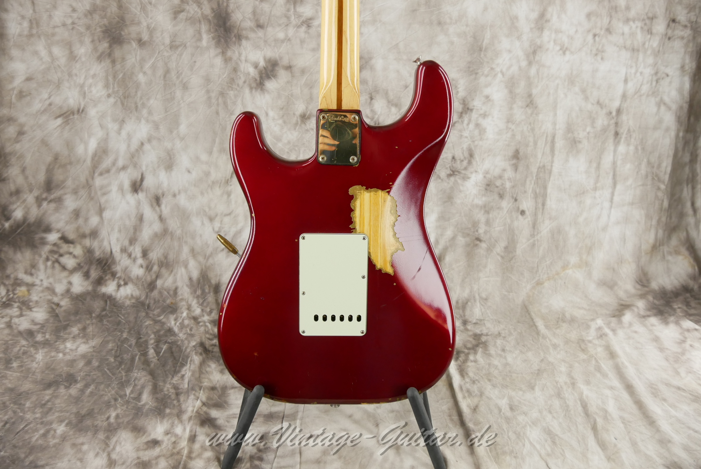 img/vintage/6318/Fender_The_Strat_1981_candy_apple_red_004.JPG