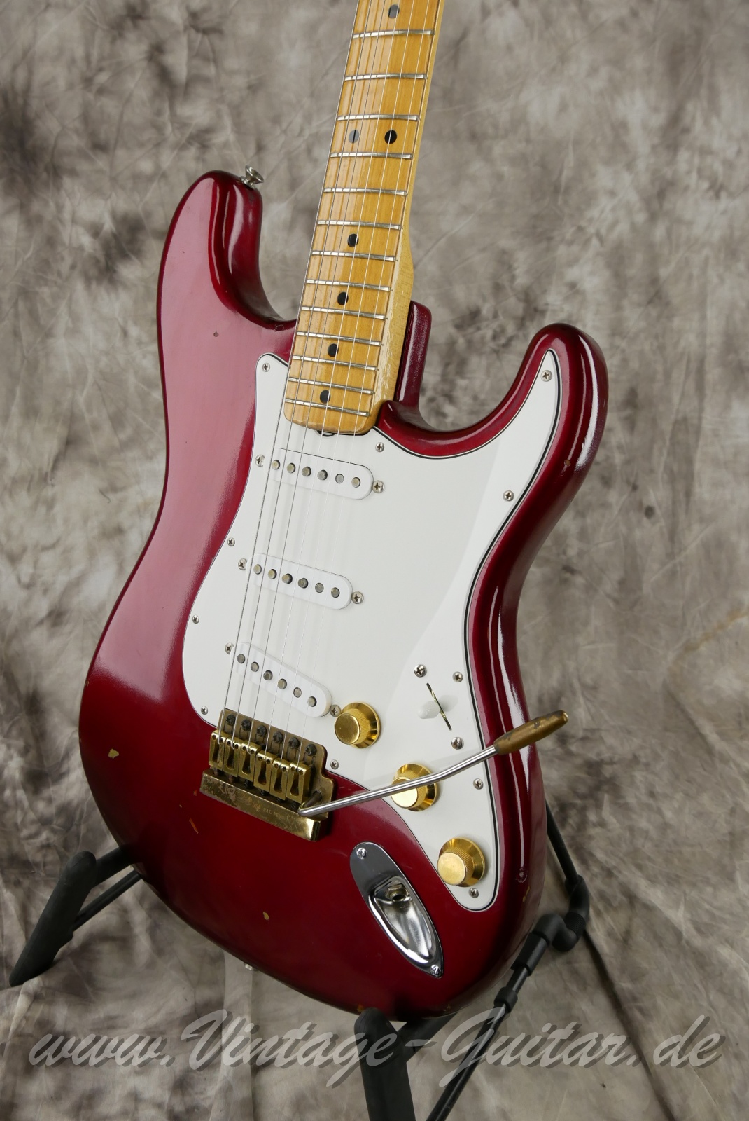 img/vintage/6318/Fender_The_Strat_1981_candy_apple_red_008.JPG