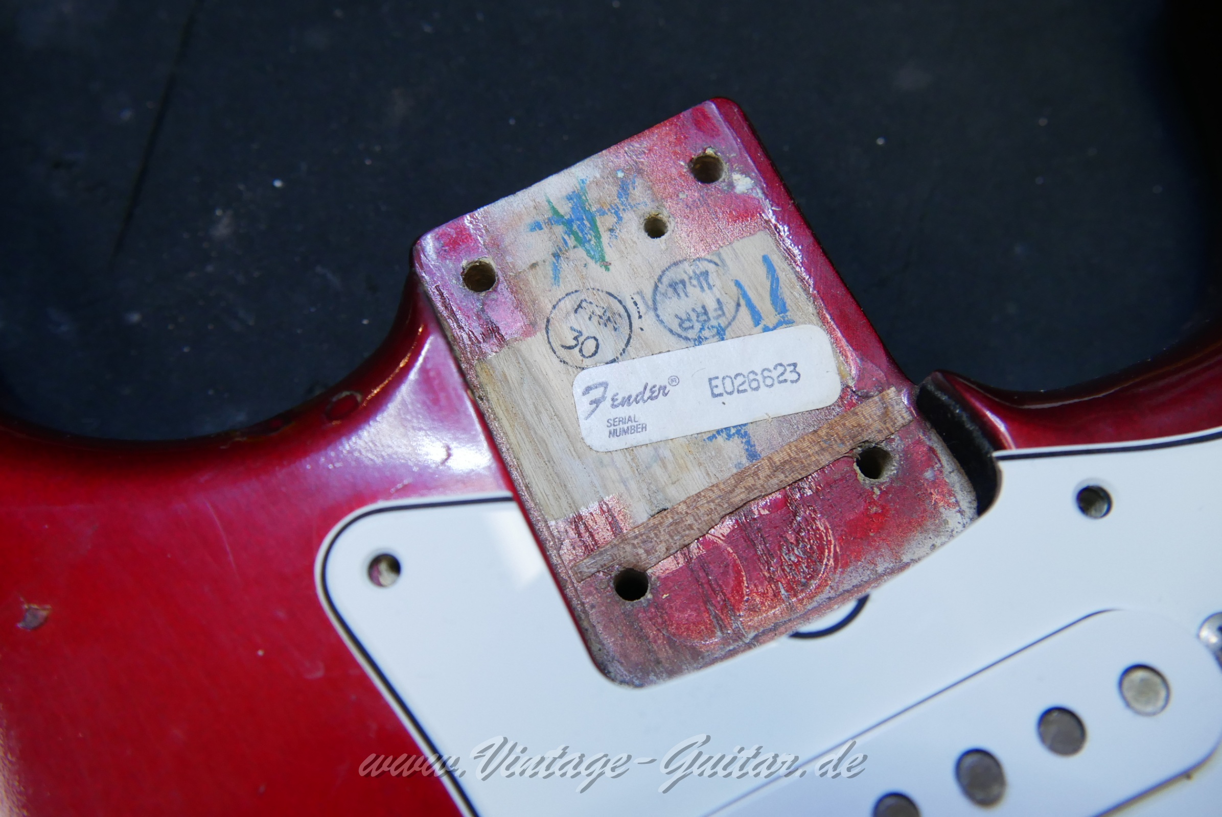 img/vintage/6318/Fender_The_Strat_1981_candy_apple_red_014.JPG