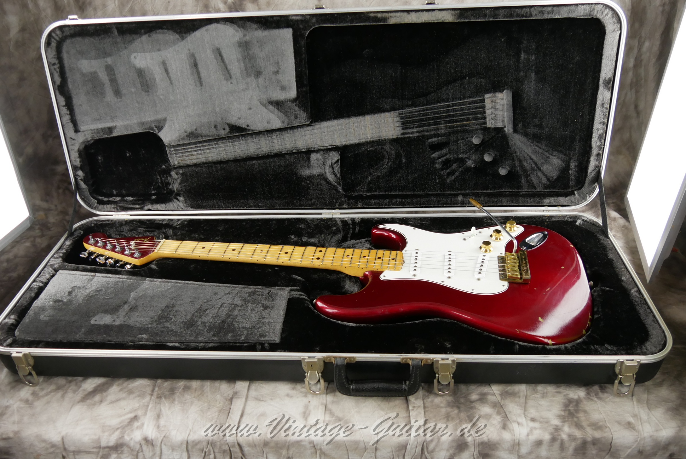 img/vintage/6318/Fender_The_Strat_1981_candy_apple_red_022.JPG