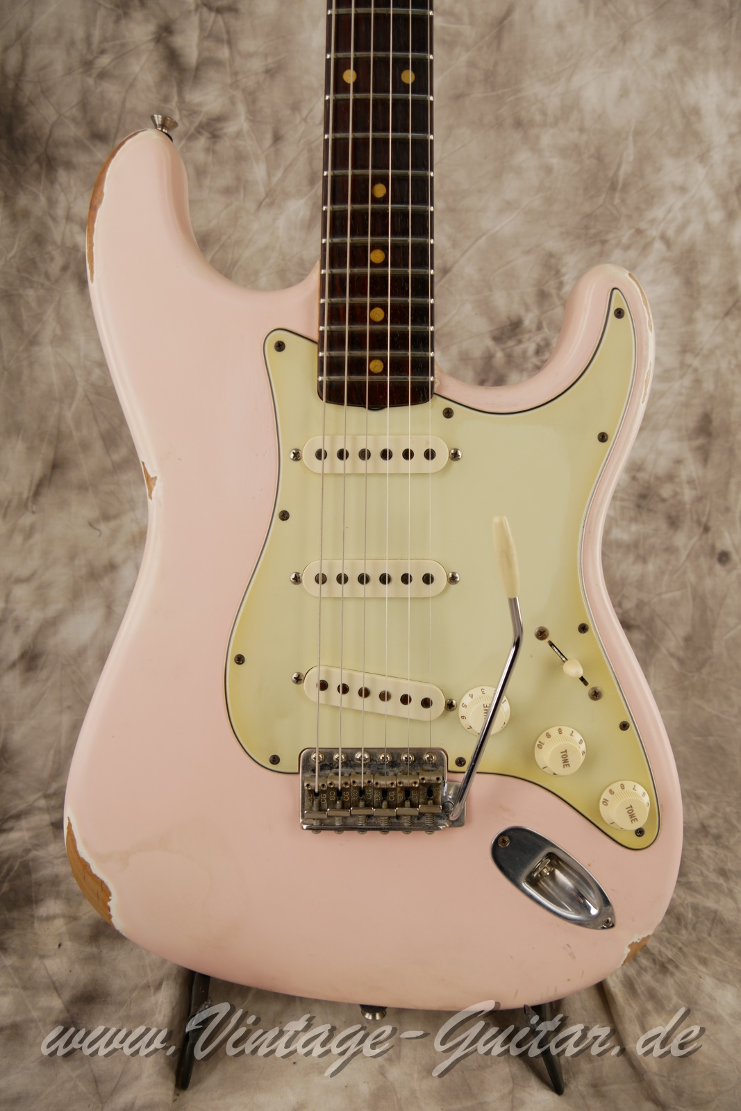 img/vintage/6322/bassart_relicmaster_stratocaster_2009_pink_germany-07.JPG