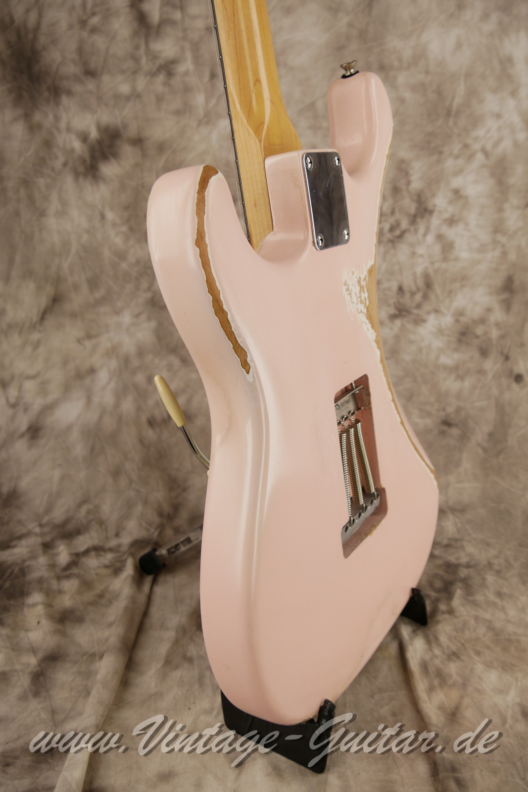 img/vintage/6322/bassart_relicmaster_stratocaster_2009_pink_germany-11.JPG