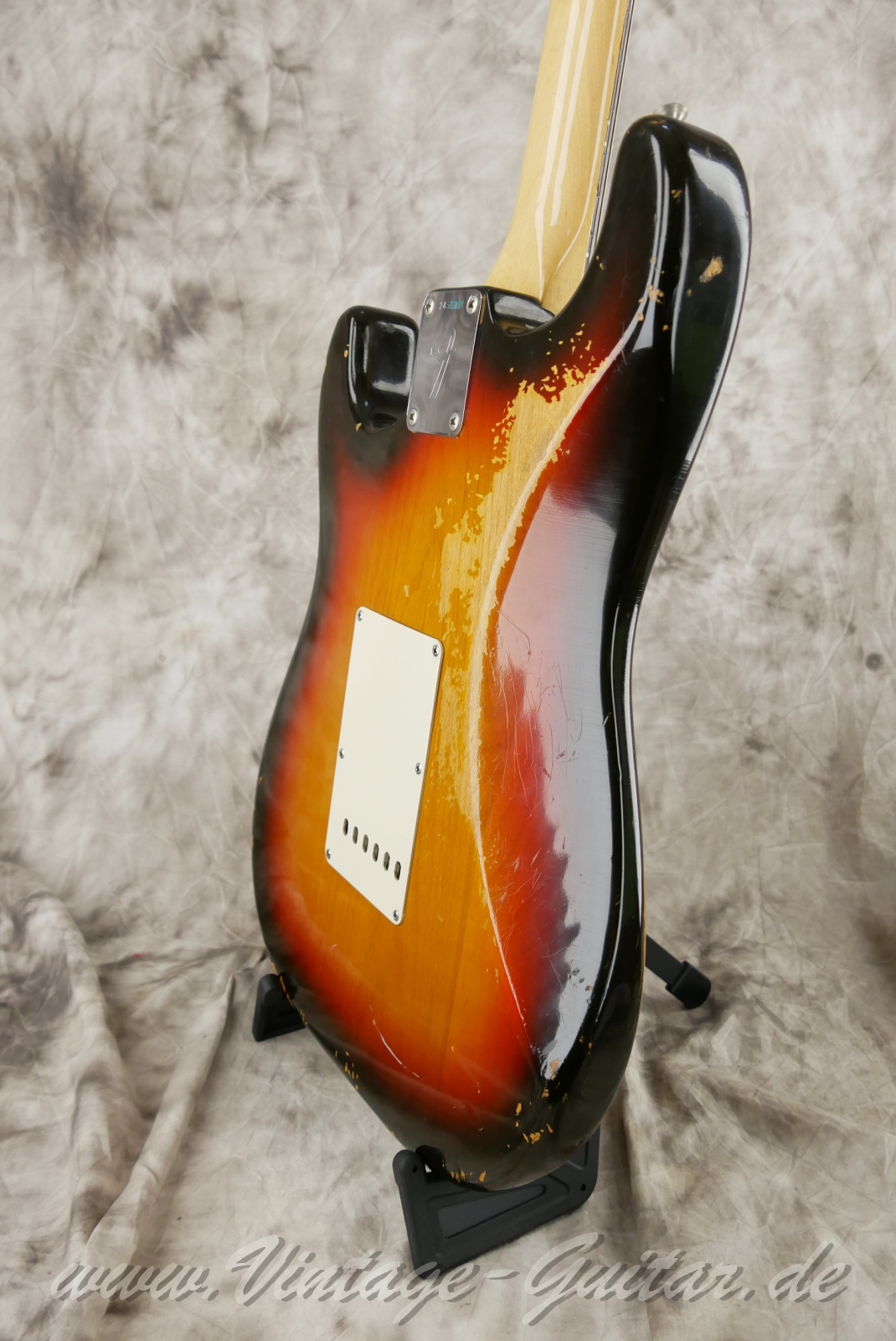 img/vintage/6338/Fender_Stratocaster_sunburst_second_owner_1968_1969-12.1.jpg