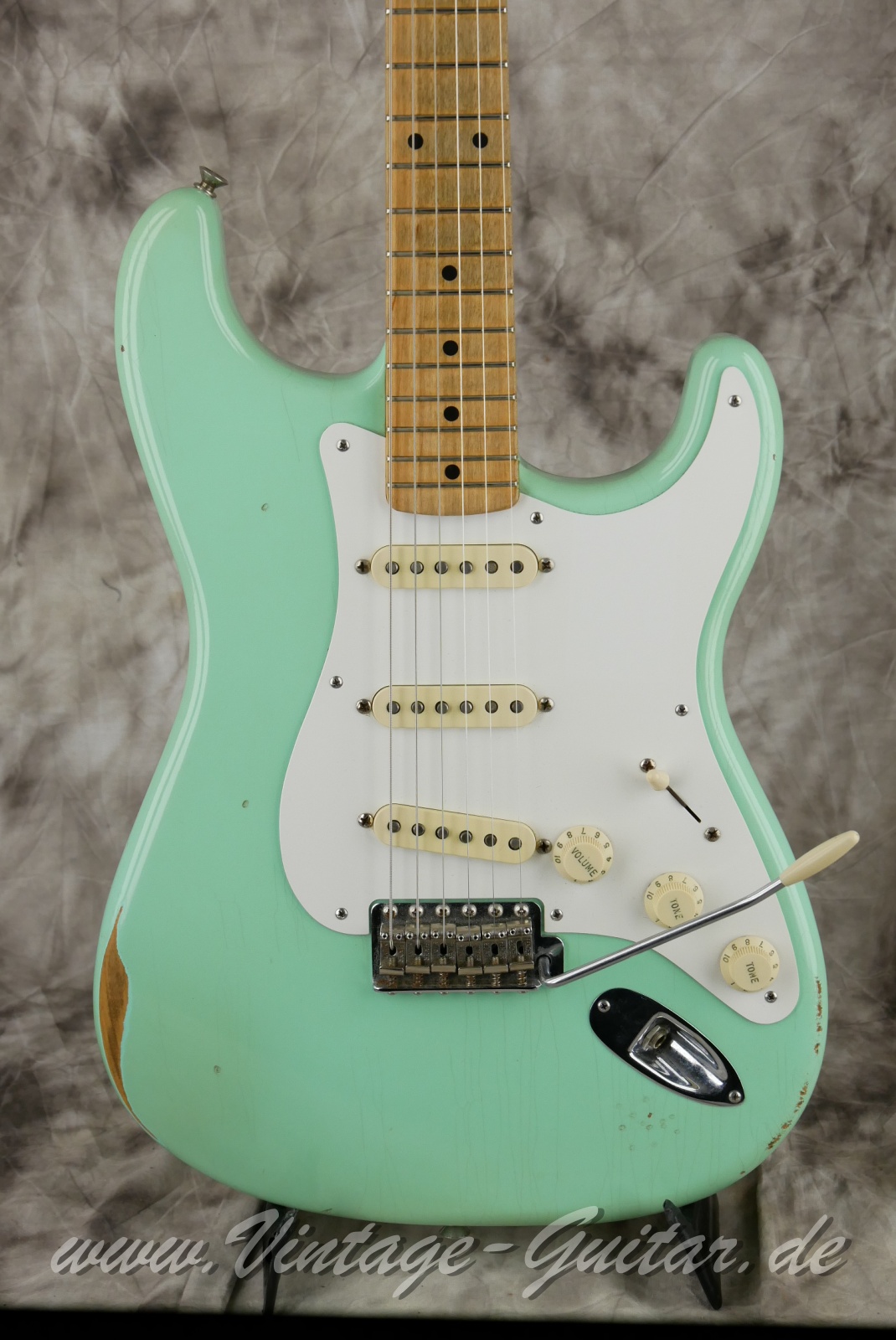 img/vintage/6339/Fender_Stratocaster_Vintera_Road_worn_limited_edition_seafoam_green_2021-07.JPG