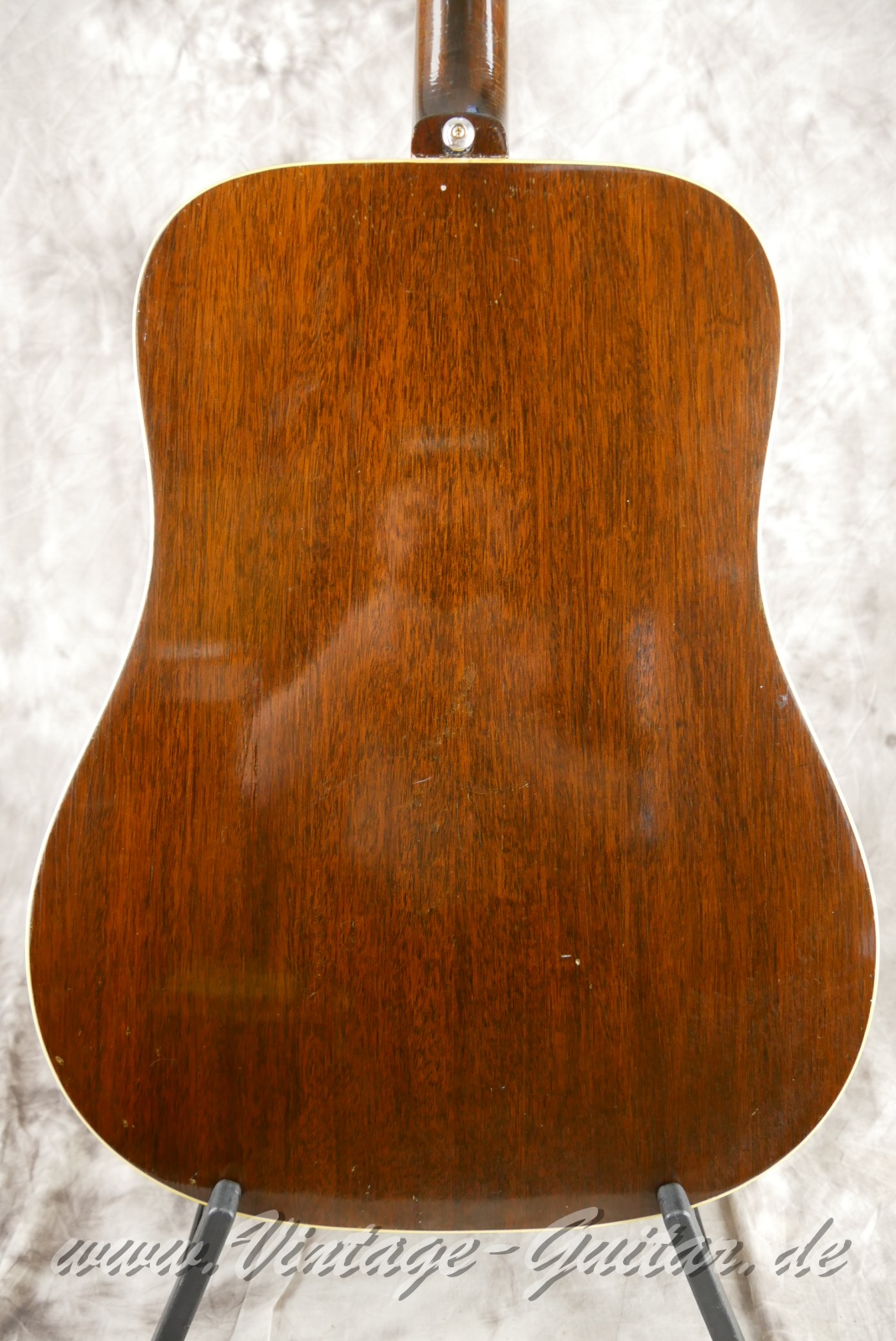 img/vintage/6342/Gibso_J50_ADJ_natural_usa_1972-08.JPG