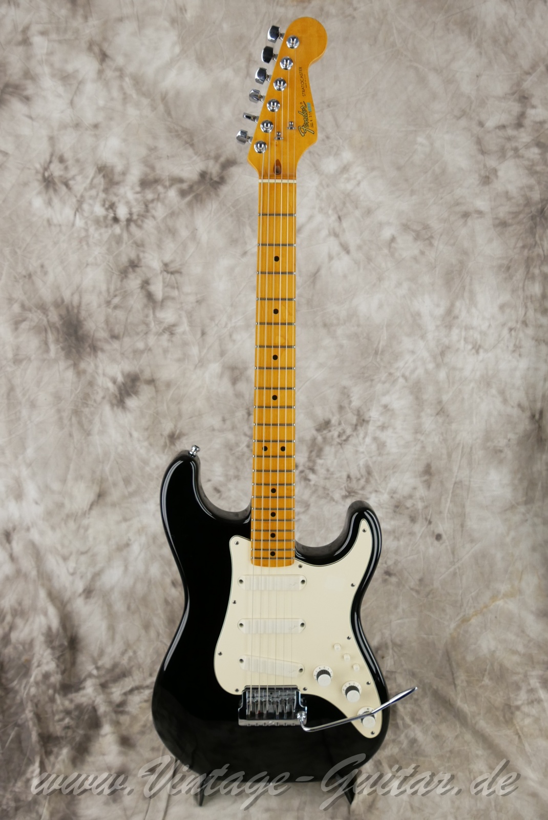 img/vintage/6346/fender_stratocaster_elite_1983_black_usa-01.jpg