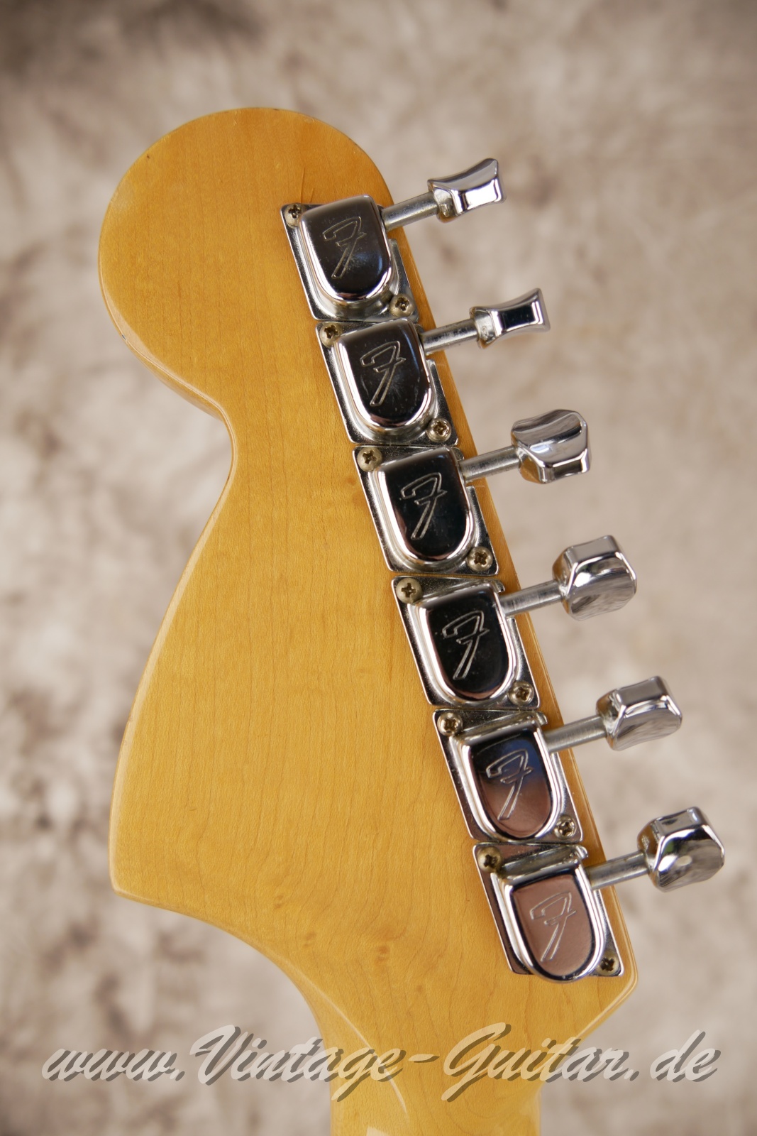 img/vintage/6356/Fender_Stratocaster_olympic_white_USA_1977-04.JPG