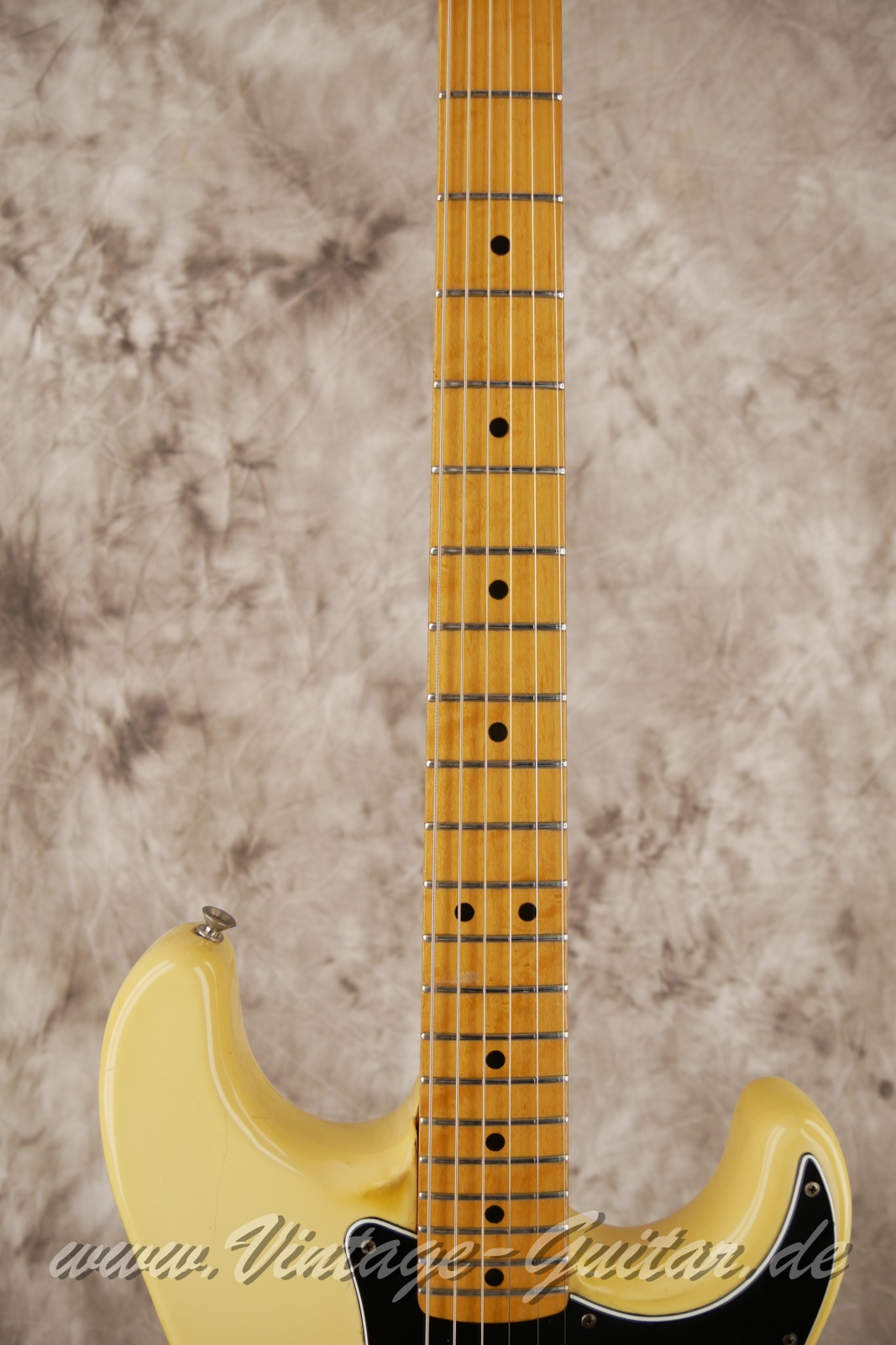 img/vintage/6356/Fender_Stratocaster_olympic_white_USA_1977-05.JPG