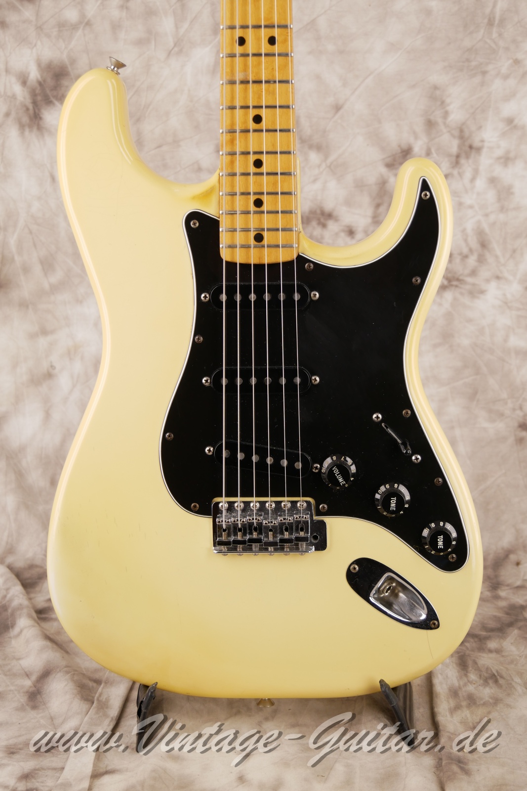 img/vintage/6356/Fender_Stratocaster_olympic_white_USA_1977-07.JPG