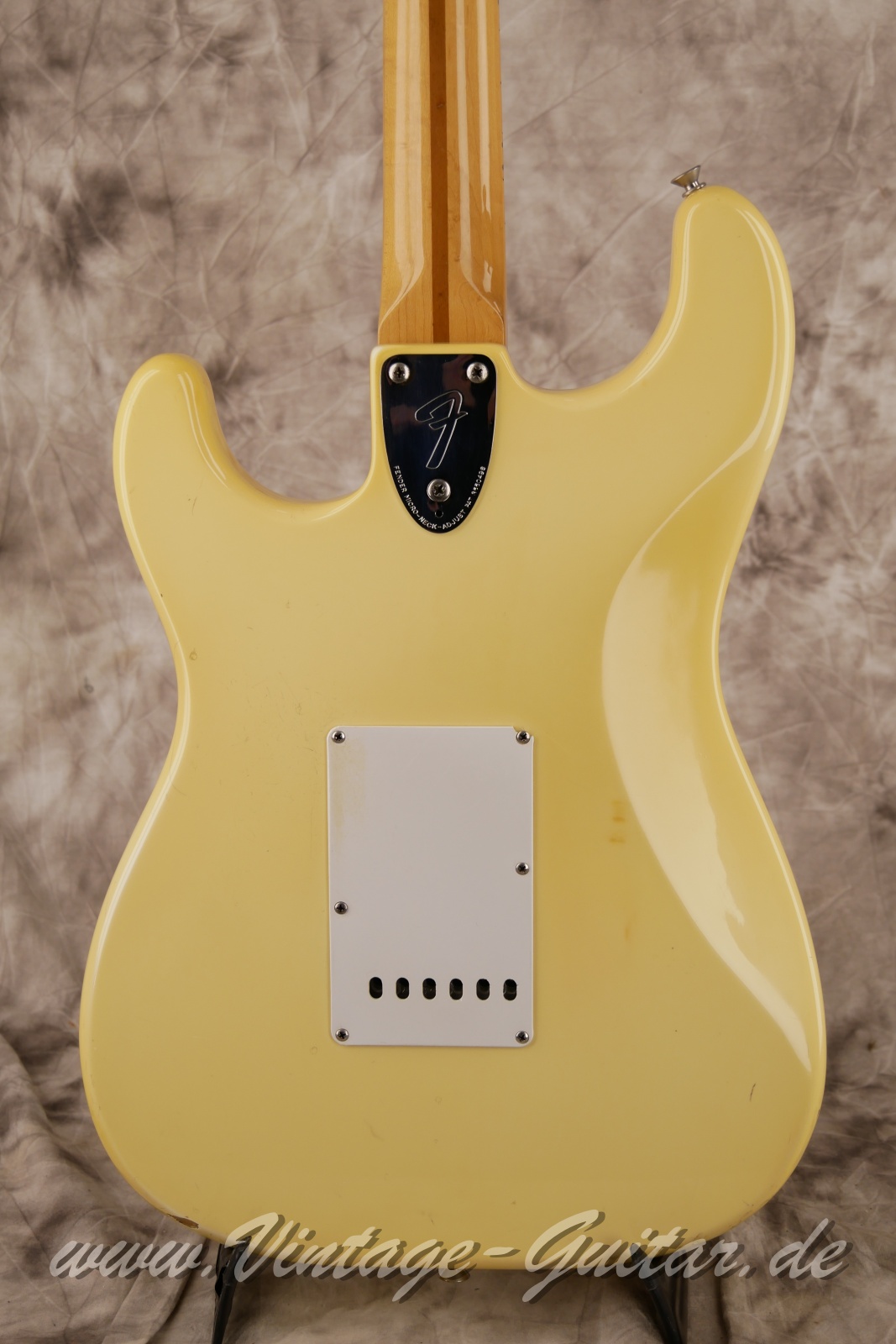 img/vintage/6356/Fender_Stratocaster_olympic_white_USA_1977-08.JPG