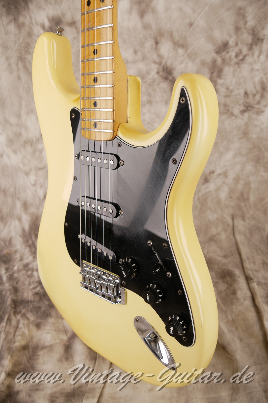 img/vintage/6356/Fender_Stratocaster_olympic_white_USA_1977-10.JPG