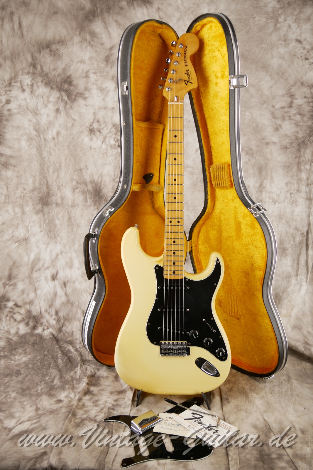 img/vintage/6356/Fender_Stratocaster_olympic_white_USA_1977-20.JPG