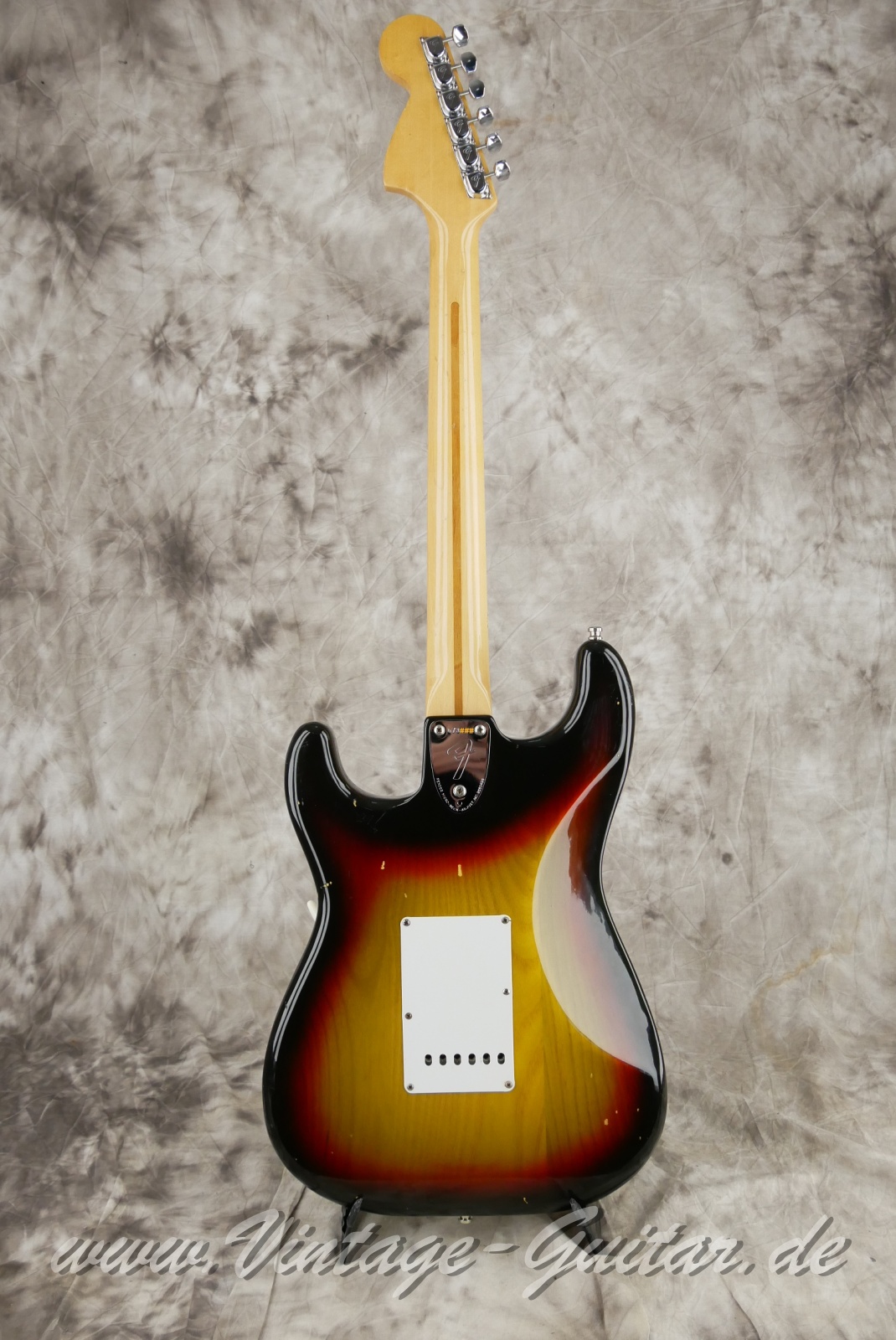 Fender_Stratocaster_sunburst_USA_1976-002.JPG