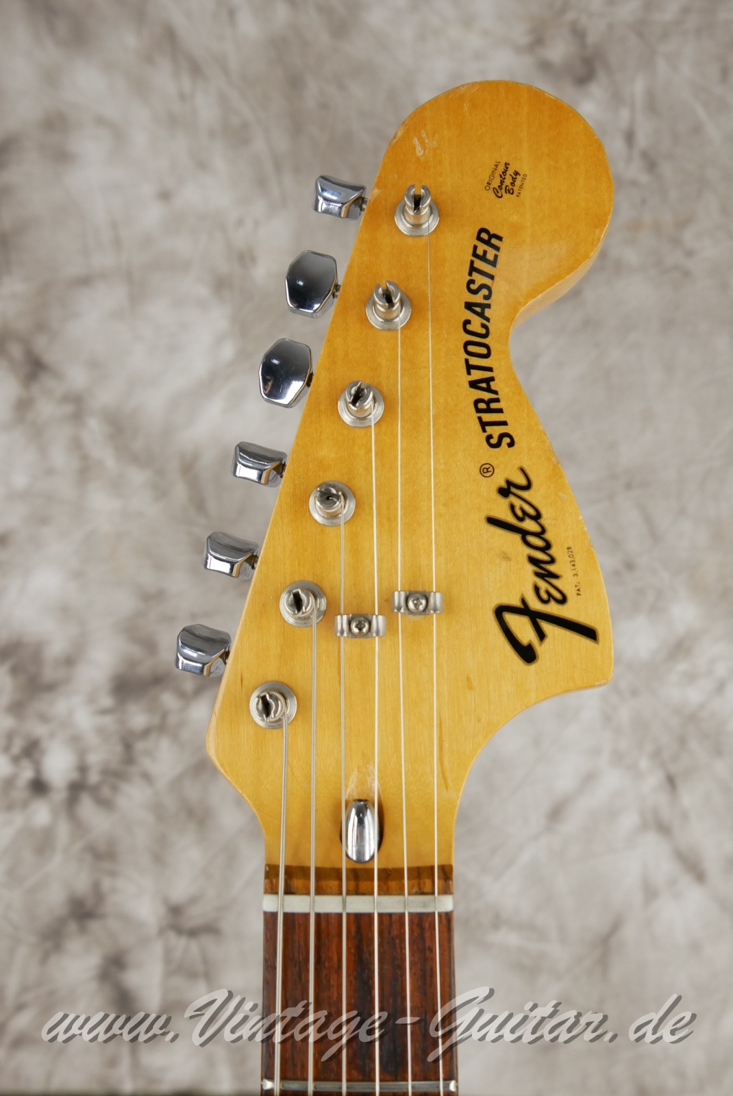 Fender_Stratocaster_sunburst_USA_1976-003.JPG