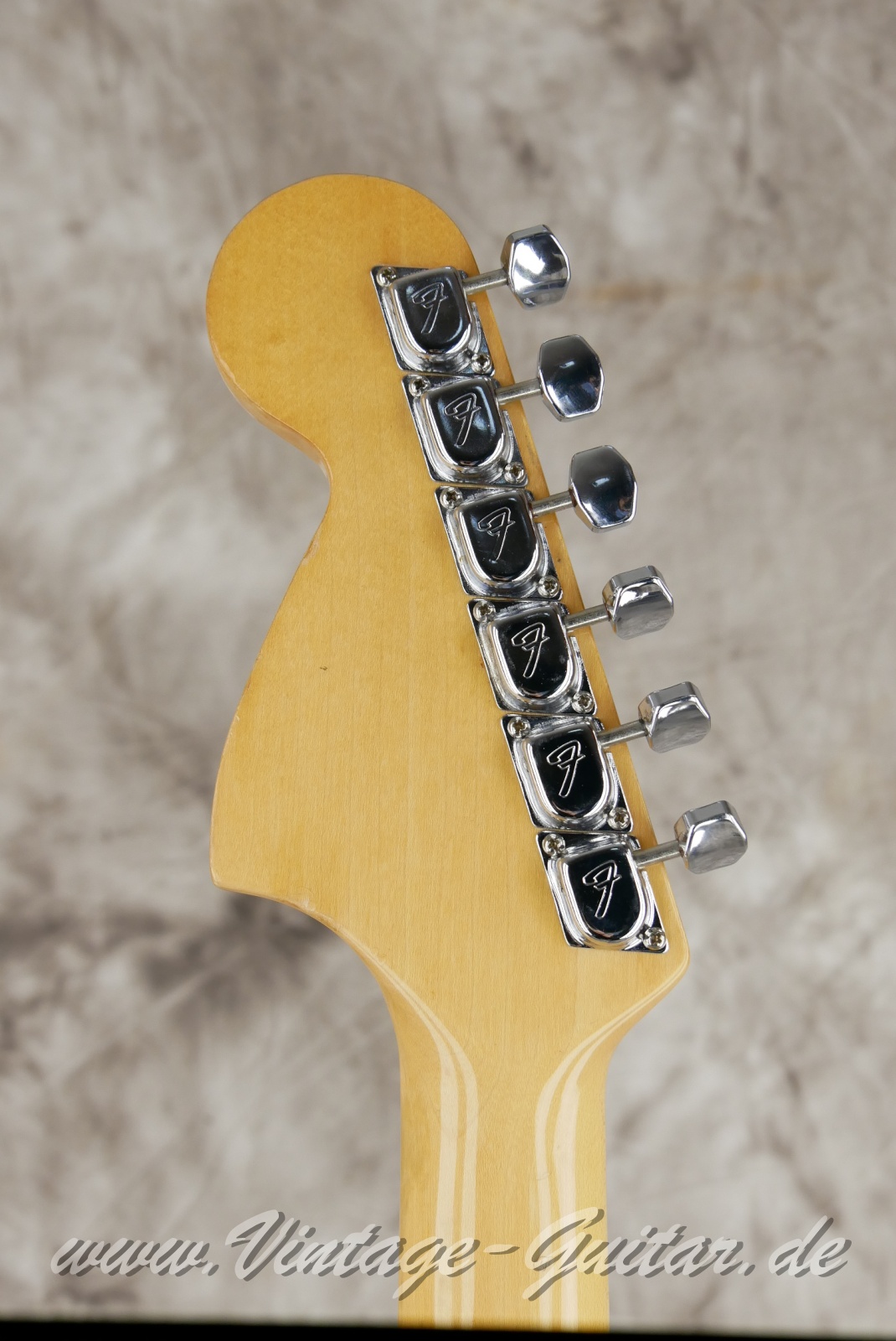 Fender_Stratocaster_sunburst_USA_1976-004.JPG