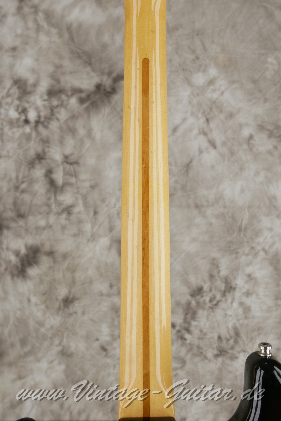 Fender_Stratocaster_sunburst_USA_1976-006.JPG