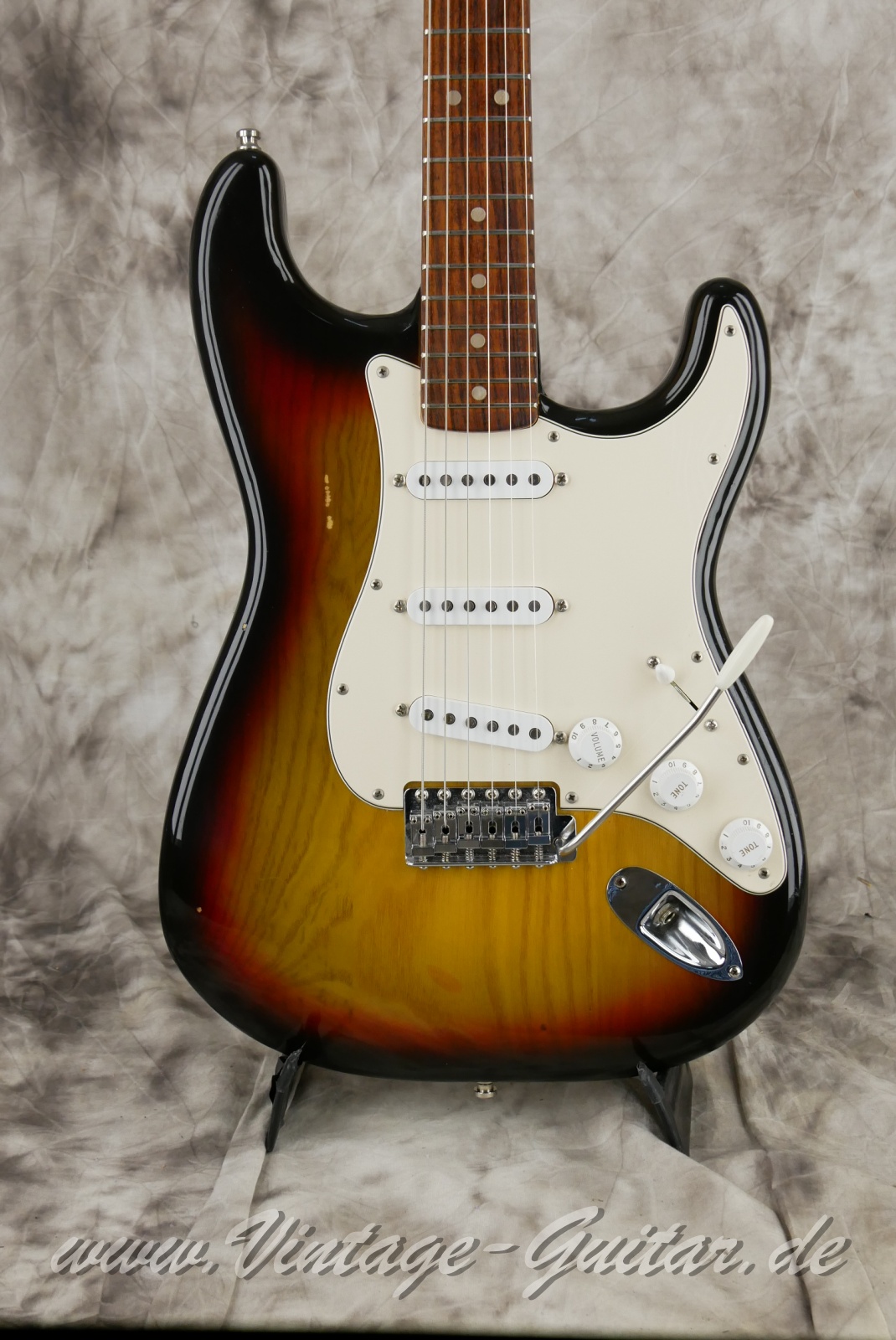 Fender_Stratocaster_sunburst_USA_1976-007.JPG