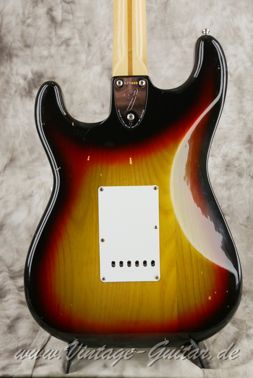 Fender_Stratocaster_sunburst_USA_1976-008.JPG