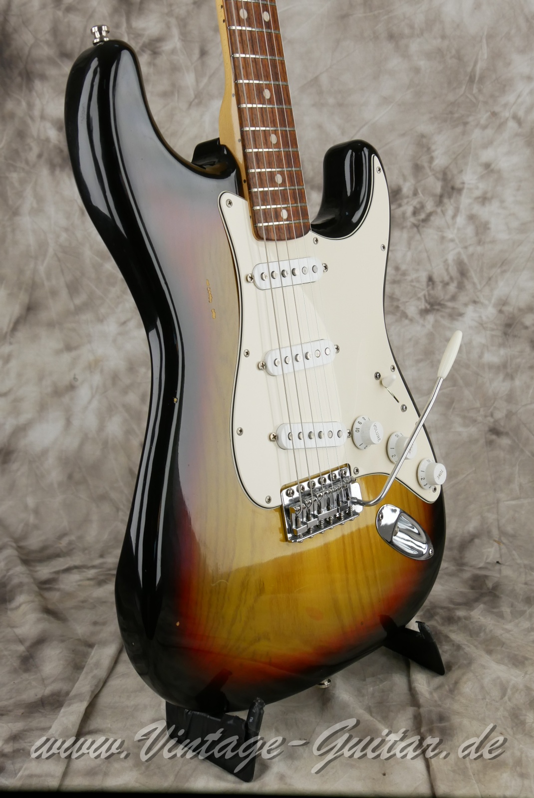 Fender_Stratocaster_sunburst_USA_1976-009.JPG