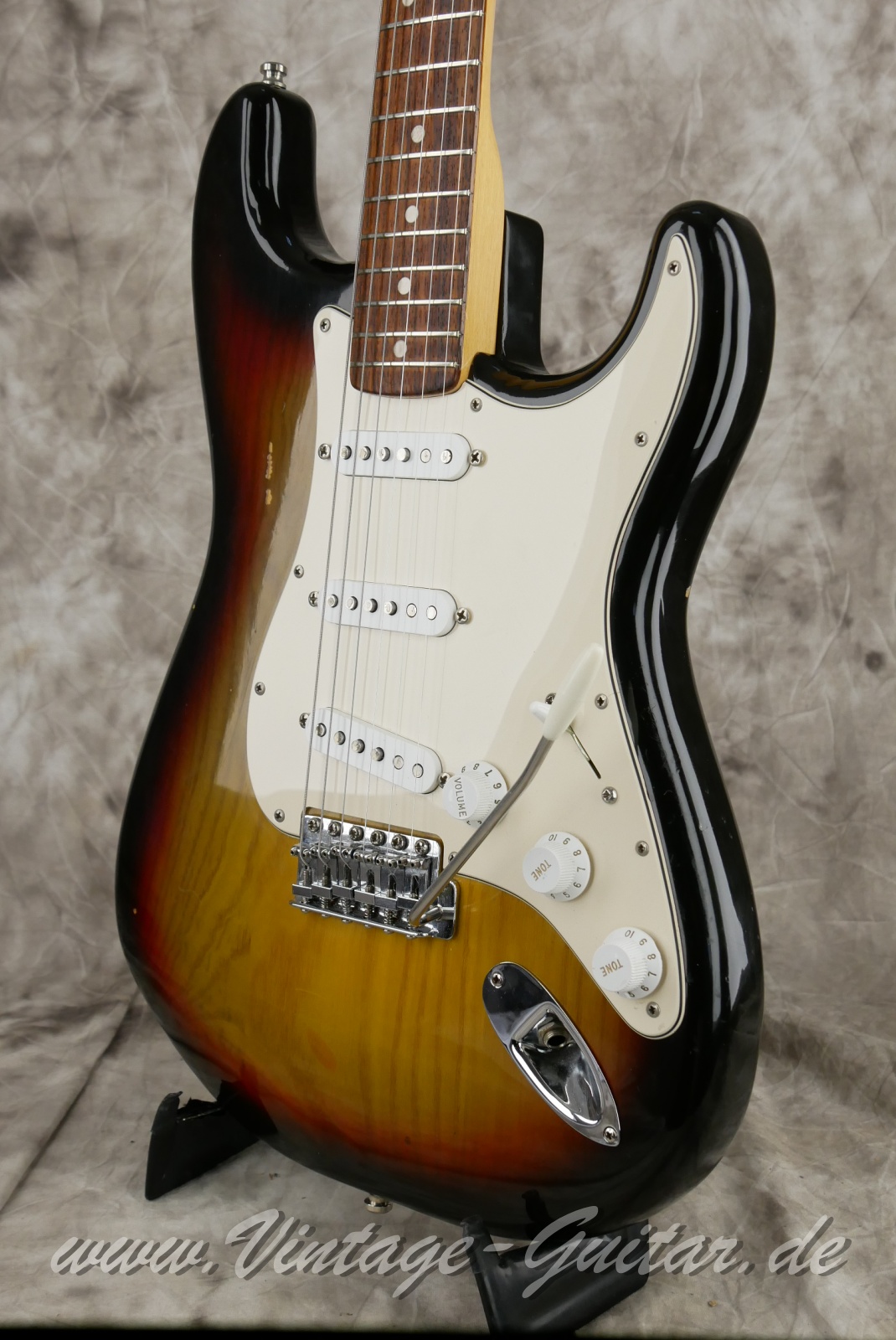 Fender_Stratocaster_sunburst_USA_1976-010.JPG